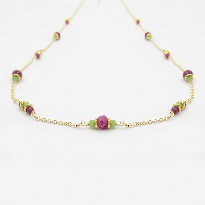 שרשרת זהב 14 קראט מיוחדת עם שילוב בין רובי בגוון אדום קטיפתי לרובי־זוייסייט בטקסטורה ירוקה־ורדרדה. השילוב בין השתיים יוצר מראה שובה לב ומרקם ויזואלי עשיר, המשדר יוקרה, טבע ואינדיבידואליות. אידאלי לנשים שאוהבות תכשיטים עם עומק חזותי ורוחני.

