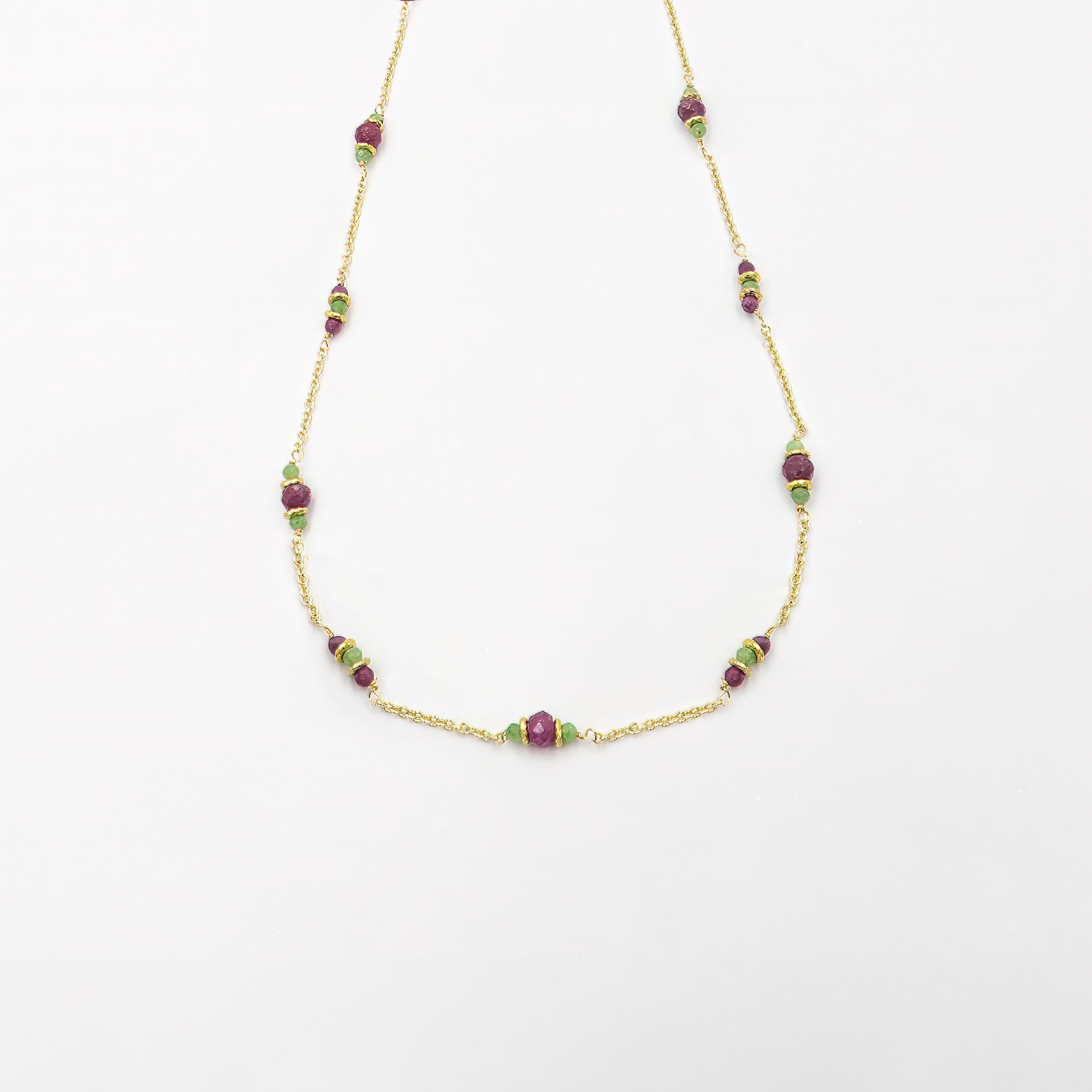 שרשרת בעיצוב עכשווי בזהב 14 קראט, בה משובצות שתי אבנים מנוגדות אך משלימות – רובי זוהרת עם נוכחות נשית־עוצמתית, ורובי־זוייסייט רכה עם עומק צבעוני ומרקם טבעי. תכשיט שמספר סיפור על רבדים, רגשות וגוונים – לא רק מבחוץ אלא גם מבפנים.

