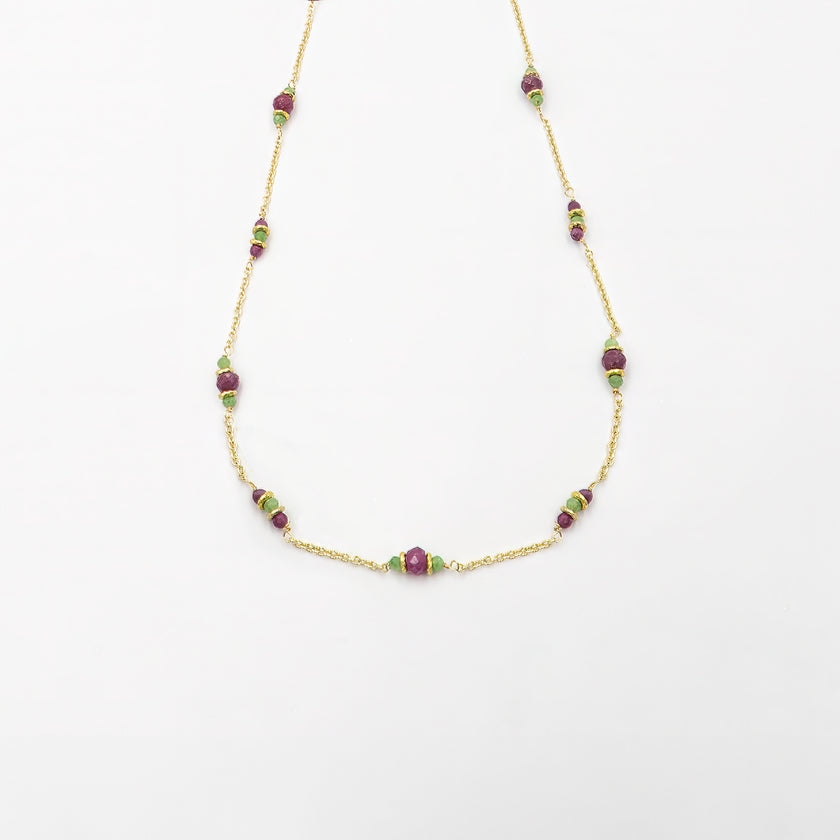 שרשרת בעיצוב עכשווי בזהב 14 קראט, בה משובצות שתי אבנים מנוגדות אך משלימות – רובי זוהרת עם נוכחות נשית־עוצמתית, ורובי־זוייסייט רכה עם עומק צבעוני ומרקם טבעי. תכשיט שמספר סיפור על רבדים, רגשות וגוונים – לא רק מבחוץ אלא גם מבפנים.

