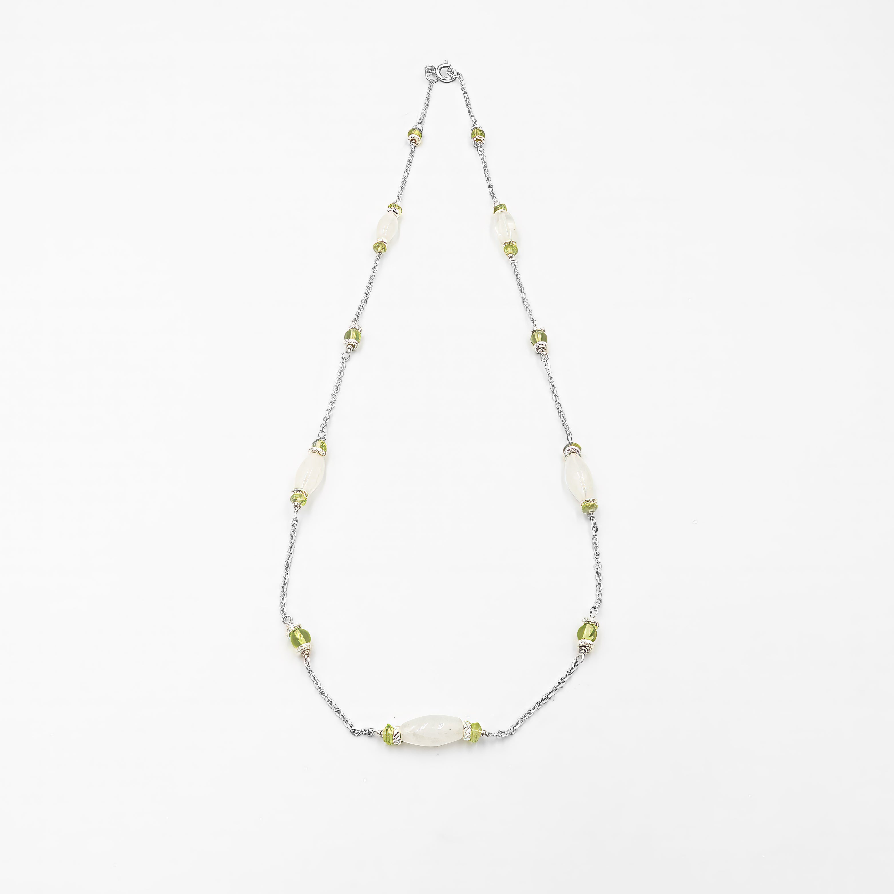 שרשרת עדינה בעבודת יד עשויה זהב 14 קראט אמיתי, עם שילוב של מונסטון טבעי בגוון חלבי-כחלחל ואוליבין ירוק. תכשיט בעיצוב אלגנטי ורוחני, המשלב את הרכות של המונסטון עם האנרגיה המרעננת של האוליבין. מושלם כמתנה לנשים שאוהבות תכשיטים עם עומק, ייחוד ואנרגיה. השרשרת מתאימה ליום או לערב, ללבישה לבד או בשילוב עם תכשיטים נוספים. תכשיט מקורי, קליל ומואר, עם חיבור לטבע.