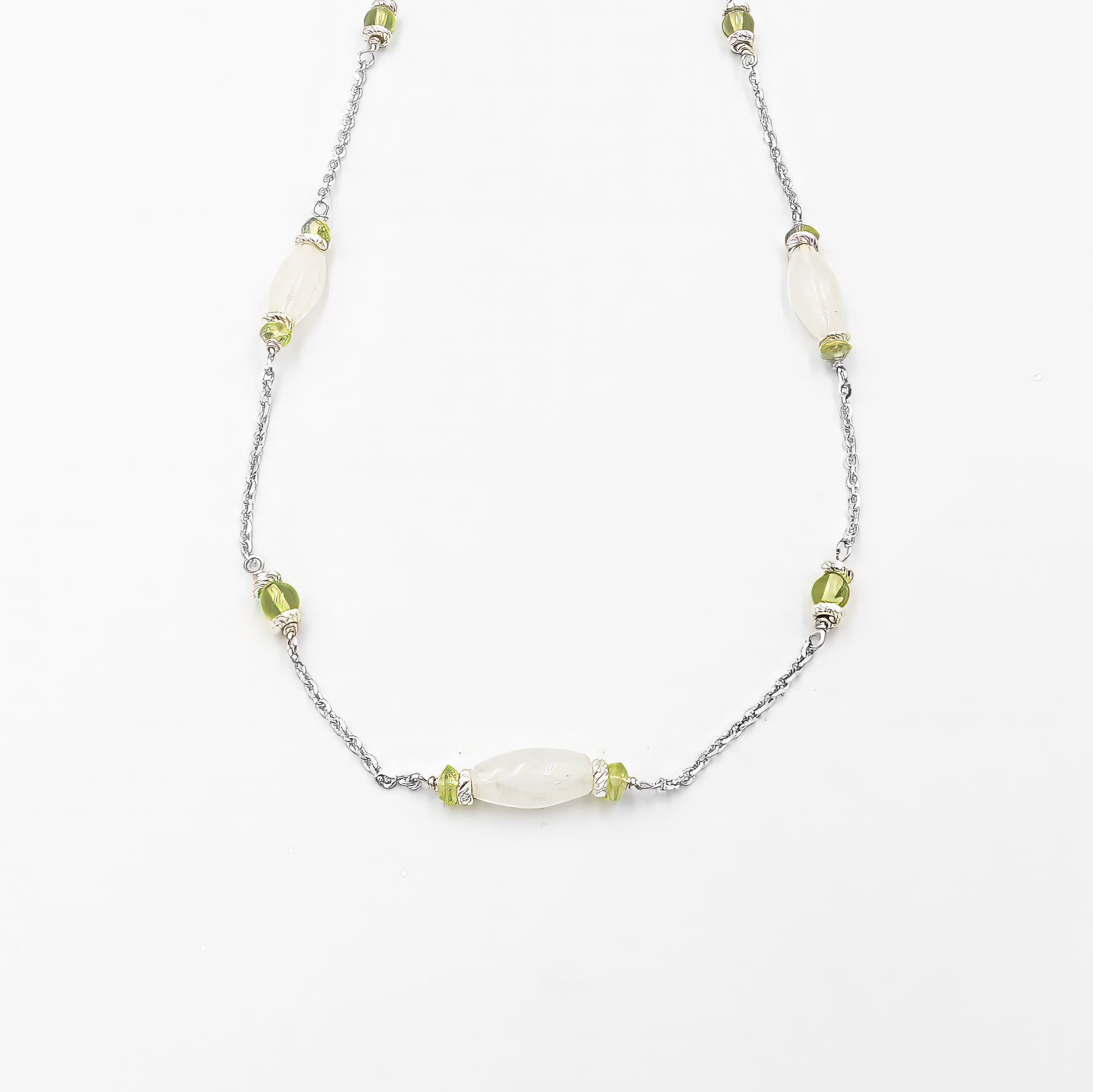 שרשרת אלגנטית משובצת מונסטון לבן זוהר ואוליבין ירקרק, עשויה זהב 14 קראט אמיתי. תכשיט בעיצוב נקי וקלאסי עם גוון רוחני עמוק. מתאימה כמתנה עם משמעות – ליומיום או לאירוע מיוחד. השרשרת מתארת סיפור של איזון, רכות וחוזק פנימי. מיועדת לאישה שמחפשת יותר מאביזר – חיבור רגשי ואנרגטי דרך תכשיט מעוצב.