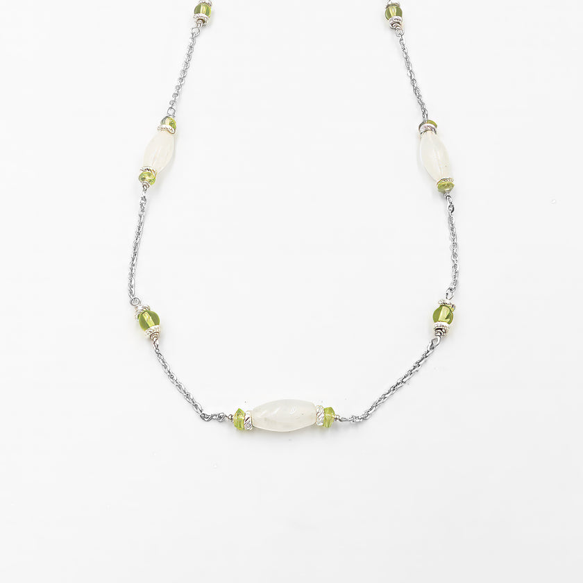 שרשרת אלגנטית משובצת מונסטון לבן זוהר ואוליבין ירקרק, עשויה זהב 14 קראט אמיתי. תכשיט בעיצוב נקי וקלאסי עם גוון רוחני עמוק. מתאימה כמתנה עם משמעות – ליומיום או לאירוע מיוחד. השרשרת מתארת סיפור של איזון, רכות וחוזק פנימי. מיועדת לאישה שמחפשת יותר מאביזר – חיבור רגשי ואנרגטי דרך תכשיט מעוצב.