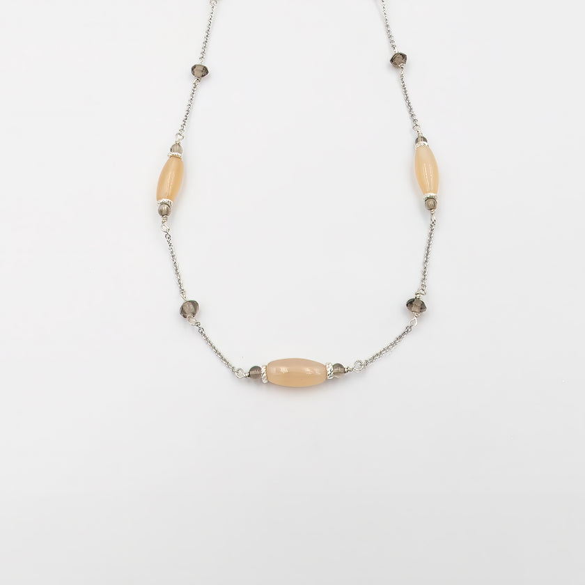 תכשיט מסוגנן מזהב 14 קראט, עם תליון משולב אבני טופז ומונסטון טבעיות. הטופז השקוף משדר ברק וניקיון, בעוד שהמונסטון מקרין אור פנימי עדין המשתנה בהתאם לתאורה, דבר היוצר אפקט מיסטי ומיוחד. השרשרת מעניקה מראה מודרני ועדכני, עם תחושה של קסם טבעי, ומתאימה לנשים המחפשות תכשיט שמשדר גם נועם וגם עוצמה.