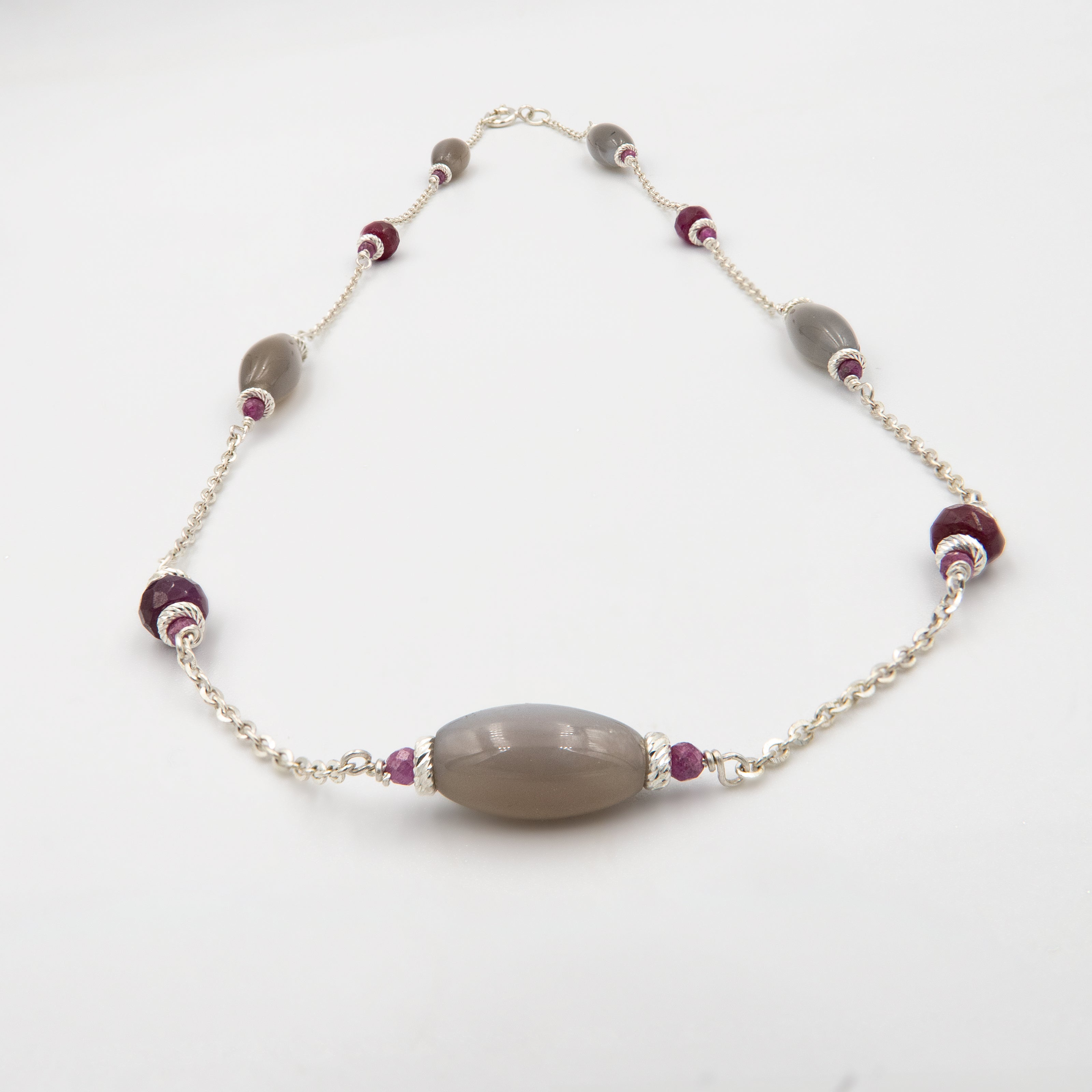 דמייני אותך בשמלת ערב שחורה קלאסית, כשעל צווארך תלויה שרשרת עדינה מזהב 14 קראט עם תליון משובץ רובי בוהק ולברדורייט זוהר. תכשיט שהוא לא רק אקססורי – אלא חתימה אישית, נגיעה של צבע ואור שגורמת לכל מבט לעצור לרגע.