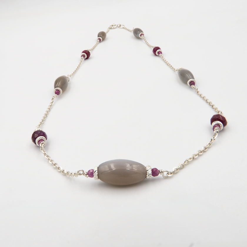 דמייני אותך בשמלת ערב שחורה קלאסית, כשעל צווארך תלויה שרשרת עדינה מזהב 14 קראט עם תליון משובץ רובי בוהק ולברדורייט זוהר. תכשיט שהוא לא רק אקססורי – אלא חתימה אישית, נגיעה של צבע ואור שגורמת לכל מבט לעצור לרגע.