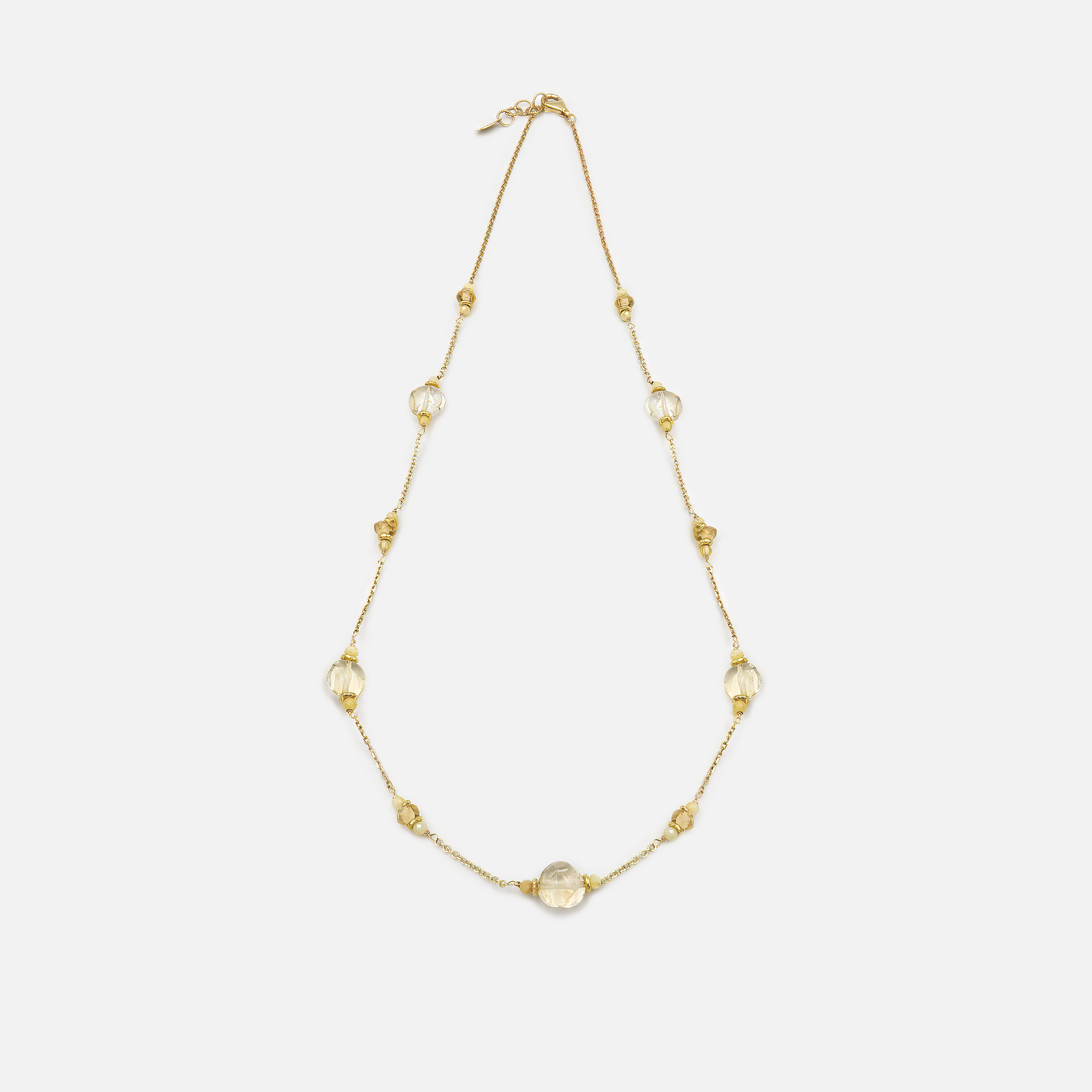 שרשרת זהב 14 קראט מעוצבת בקווים עדינים, עם תליון משובץ בשתי אבני חן טבעיות: טופז שקוף וברקני, ואופל המפיץ זוהר פנימי צבעוני ומסתורי. השילוב בין הברק הקריסטלי של הטופז והניצנוץ הרב-גוני של האופל יוצר תכשיט עם נוכחות עדינה וייחודית, שמקרין קסם טבעי ואלגנטיות מודרנית.