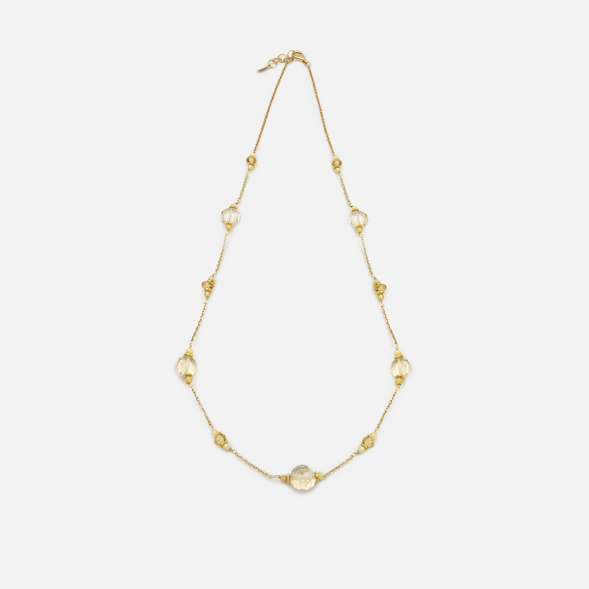 שרשרת זהב 14 קראט מעוצבת בקווים עדינים, עם תליון משובץ בשתי אבני חן טבעיות: טופז שקוף וברקני, ואופל המפיץ זוהר פנימי צבעוני ומסתורי. השילוב בין הברק הקריסטלי של הטופז והניצנוץ הרב-גוני של האופל יוצר תכשיט עם נוכחות עדינה וייחודית, שמקרין קסם טבעי ואלגנטיות מודרנית.