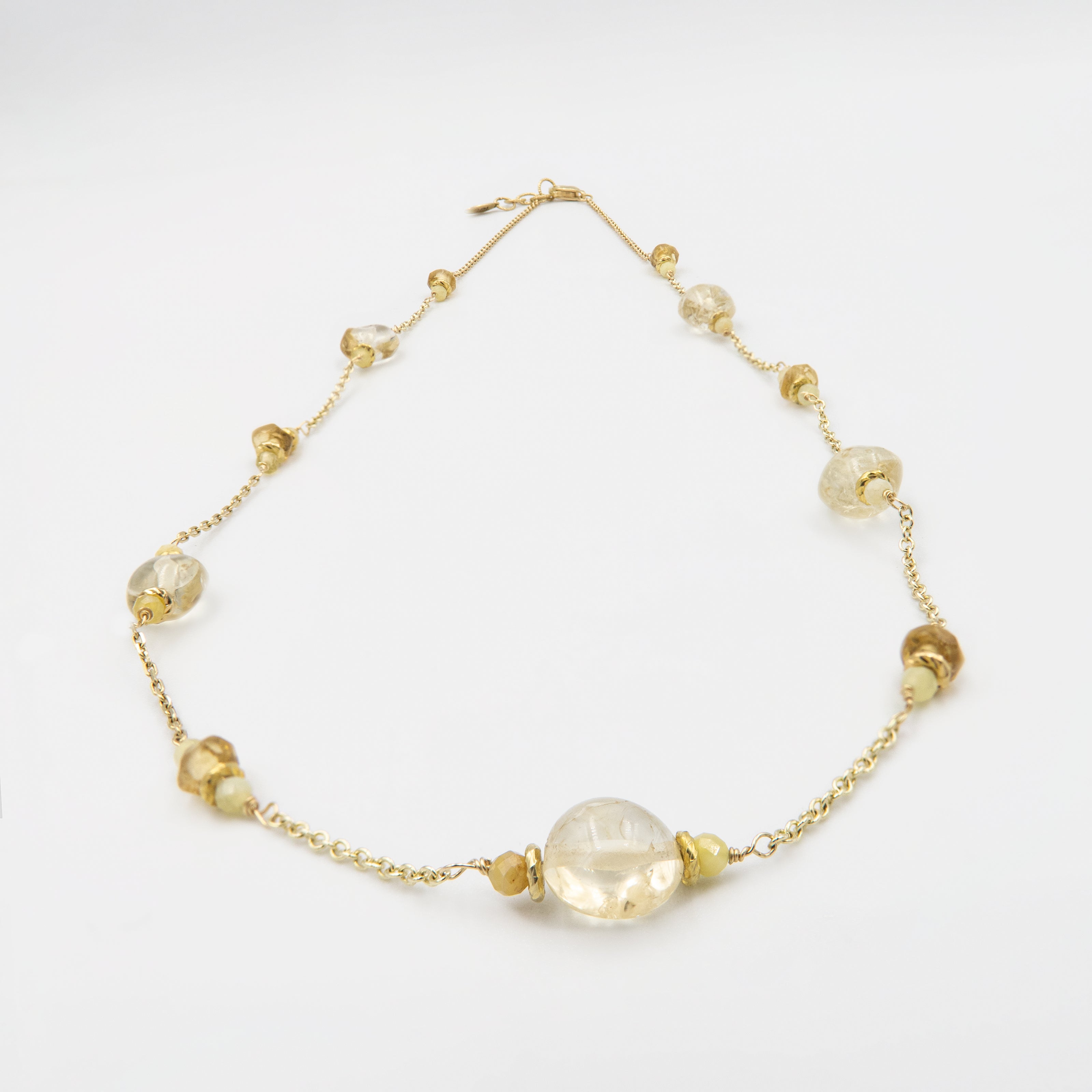 שרשרת זהב 14 קראט עם תליון המשולב מטופז שקוף ואופל זוהר, שמקרינים יחד אווירה של קסם, רוך וזוהר טבעי. התכשיט מתאים לנשים המחפשות להוסיף נגיעה של צבע ואור לכל הופעה, מבלי לוותר על אלגנטיות וטבעיות.