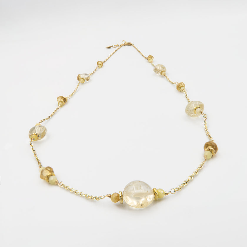 שרשרת זהב 14 קראט עם תליון המשולב מטופז שקוף ואופל זוהר, שמקרינים יחד אווירה של קסם, רוך וזוהר טבעי. התכשיט מתאים לנשים המחפשות להוסיף נגיעה של צבע ואור לכל הופעה, מבלי לוותר על אלגנטיות וטבעיות.