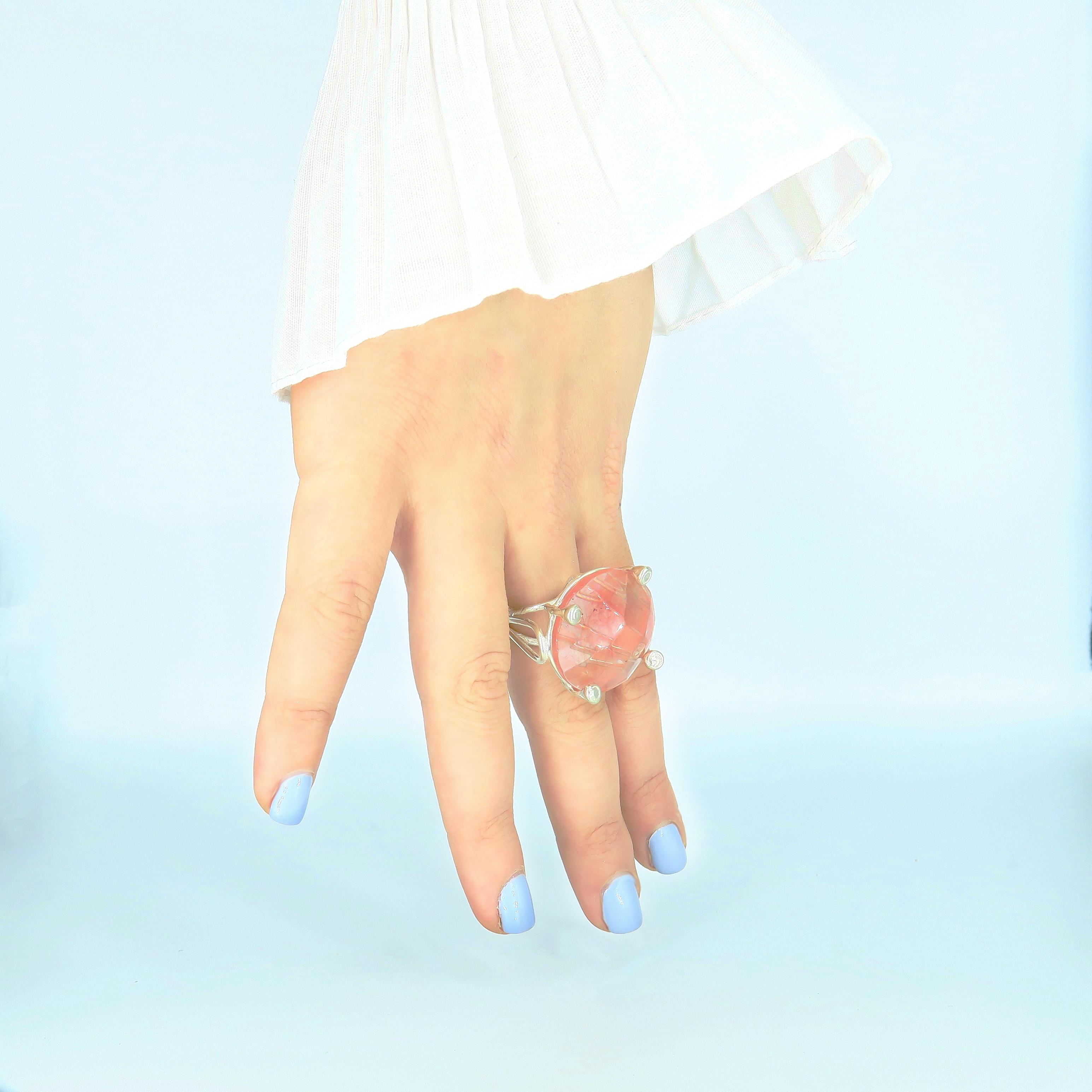 טבעת כסף בעבודת יד, כוללת באבן רוז קוורץ אובלית בגוון ורוד פנינה, המזכיר עלי כותרת של פרח או ענן של אהבה. האבן ידועה כאבן הלב, מסמלת רכות, קבלה רכה ואנרגיה מרפאת, והיא משדרת אנרגיה רגועה ועדינה. הגימור המלוטש מדגיש את האור החולמני שלה ואת האור הפנימי שלה, המשתנה בהתאם לתאורה. השילוב בין הכסף הקריר לבין החום הרגשי של הרוז קוורץ יוצר טבעת עם רוך עם משמעות. מתאימה לכל אישה שמחפשת חיבור עדין לרגש, מתנה עם מסר, או מתנה אישית עם משמעות ואהבה.