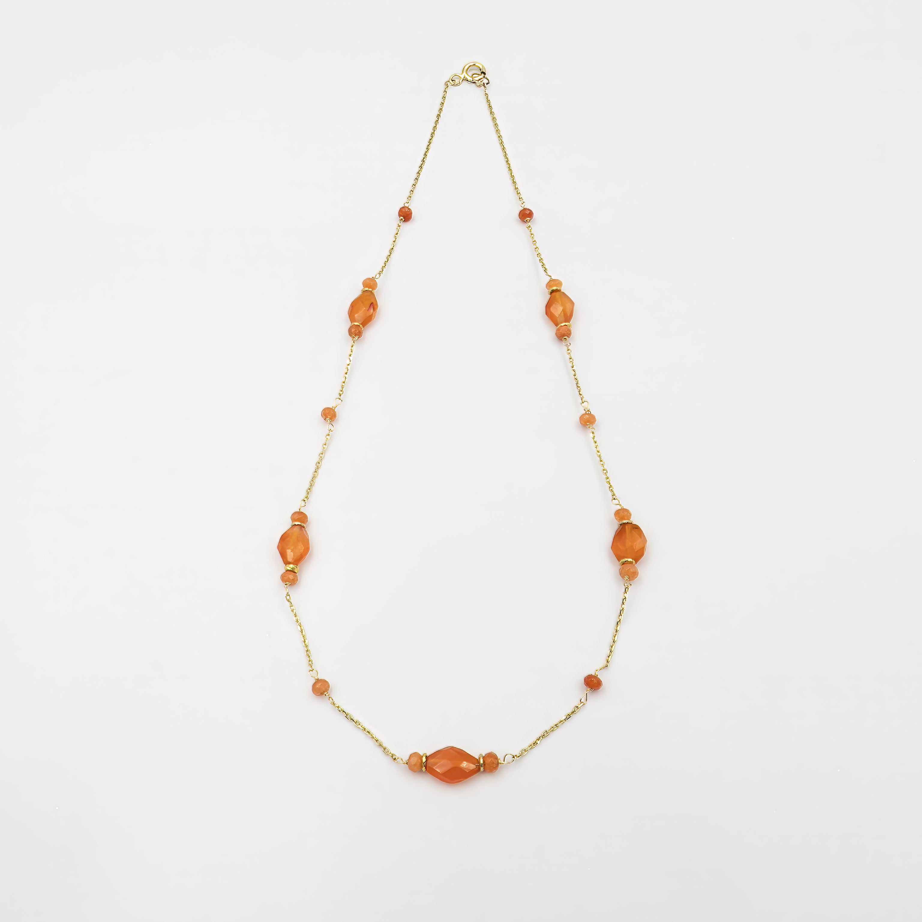 שרשרת עדינה מזהב 14 קראט עם תליון אבן קארנליאן טבעית בגוון כתום-אדמדם חמים, המקרין זוהר טבעי וחיוניות. עיצוב קלאסי שמתאים ללבוש יומיומי ולאירועים מיוחדים כאחד.