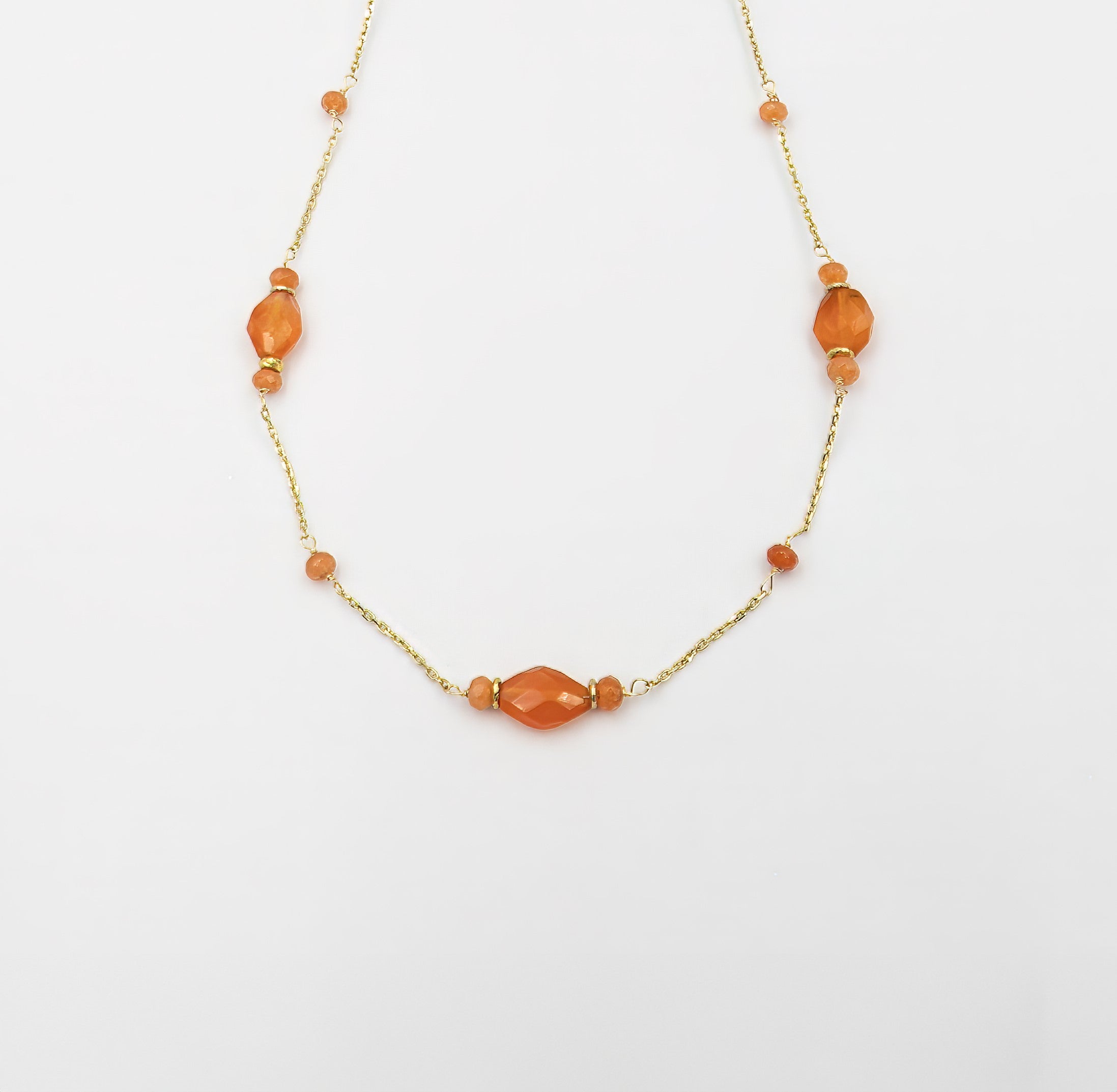 שרשרת זהב 14K משובצת באבן קארנליאן טבעית בצורת תליון מלוטש, עם גוון כתום עדין ונעים לעין. שרשרת דקה ועדינה שמוסיפה נגיעה של צבע וטבעיות למראה.