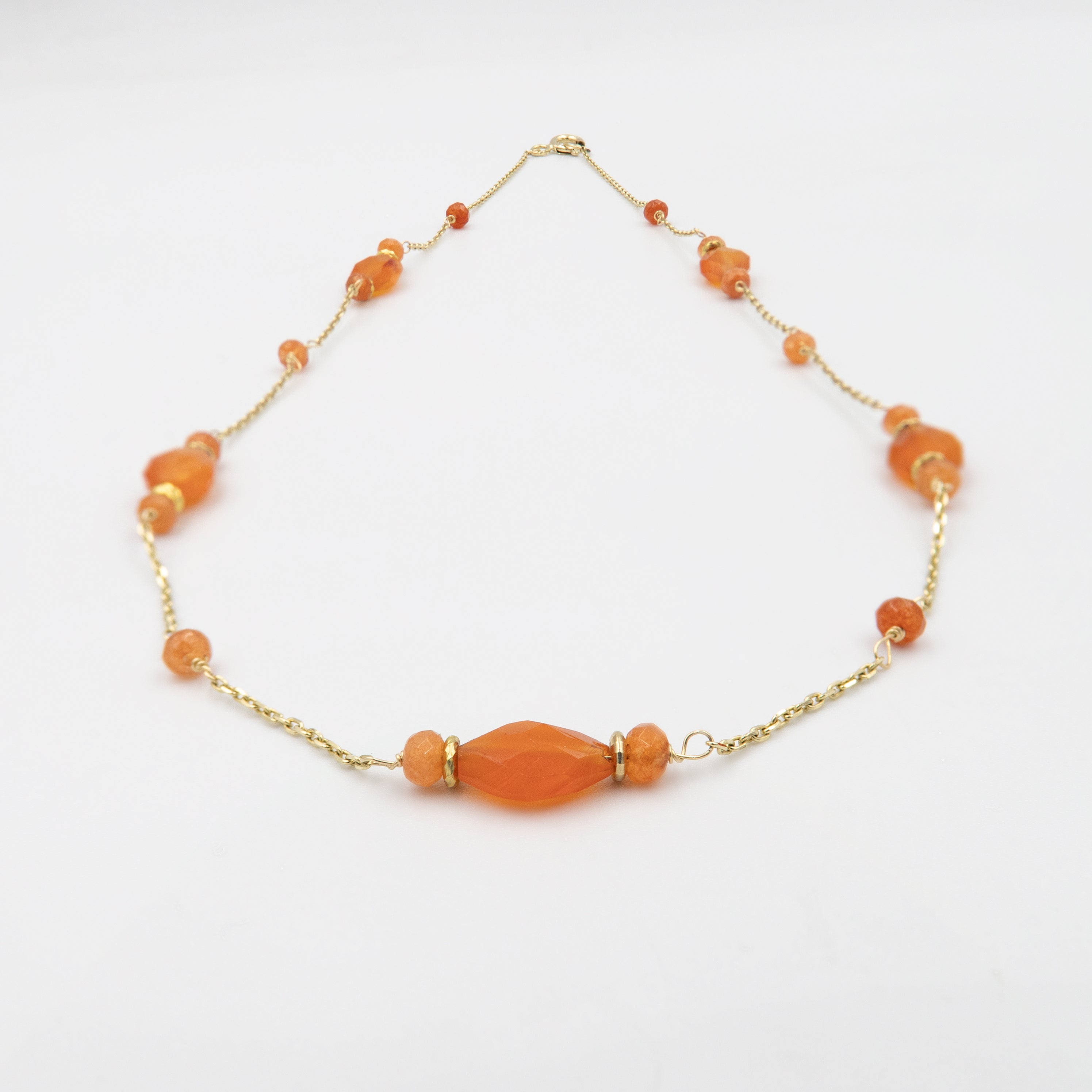 שרשרת זהב 14 קראט עם תליון קארנליאן – האבן שמעוררת יצירתיות, ביטחון ושמחת חיים. תכשיט שמאיר את הצוואר בנגיעת צבע חמה וטבעית.