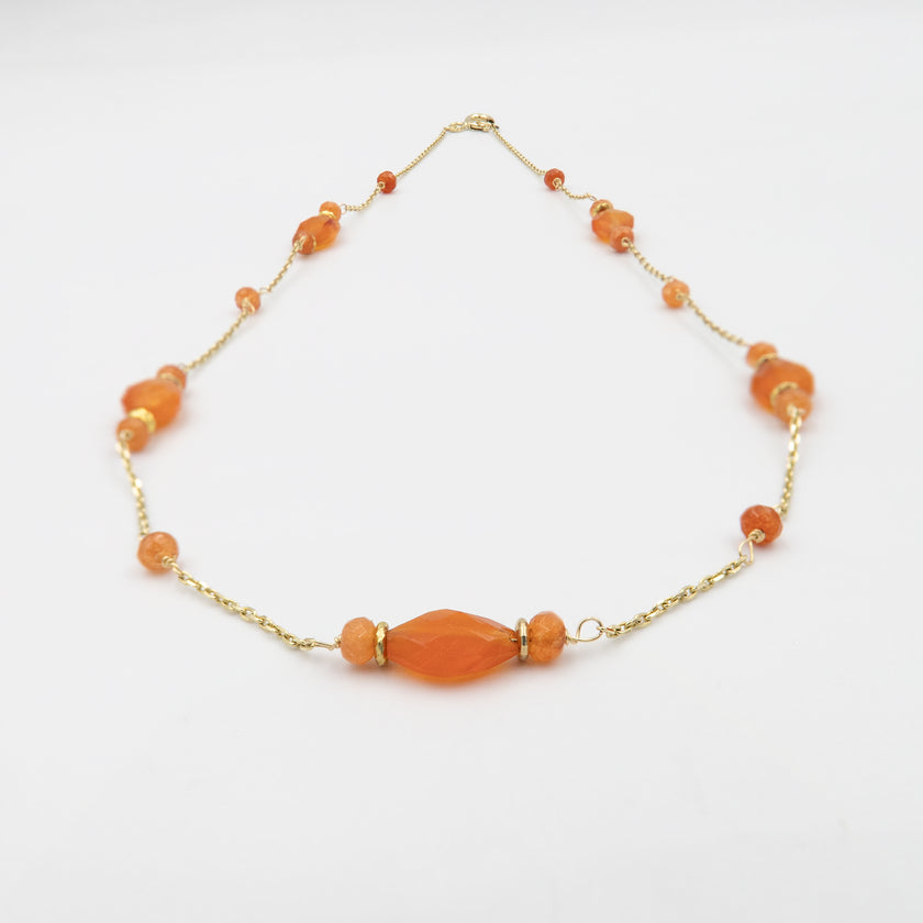 שרשרת זהב 14 קראט עם תליון קארנליאן – האבן שמעוררת יצירתיות, ביטחון ושמחת חיים. תכשיט שמאיר את הצוואר בנגיעת צבע חמה וטבעית.