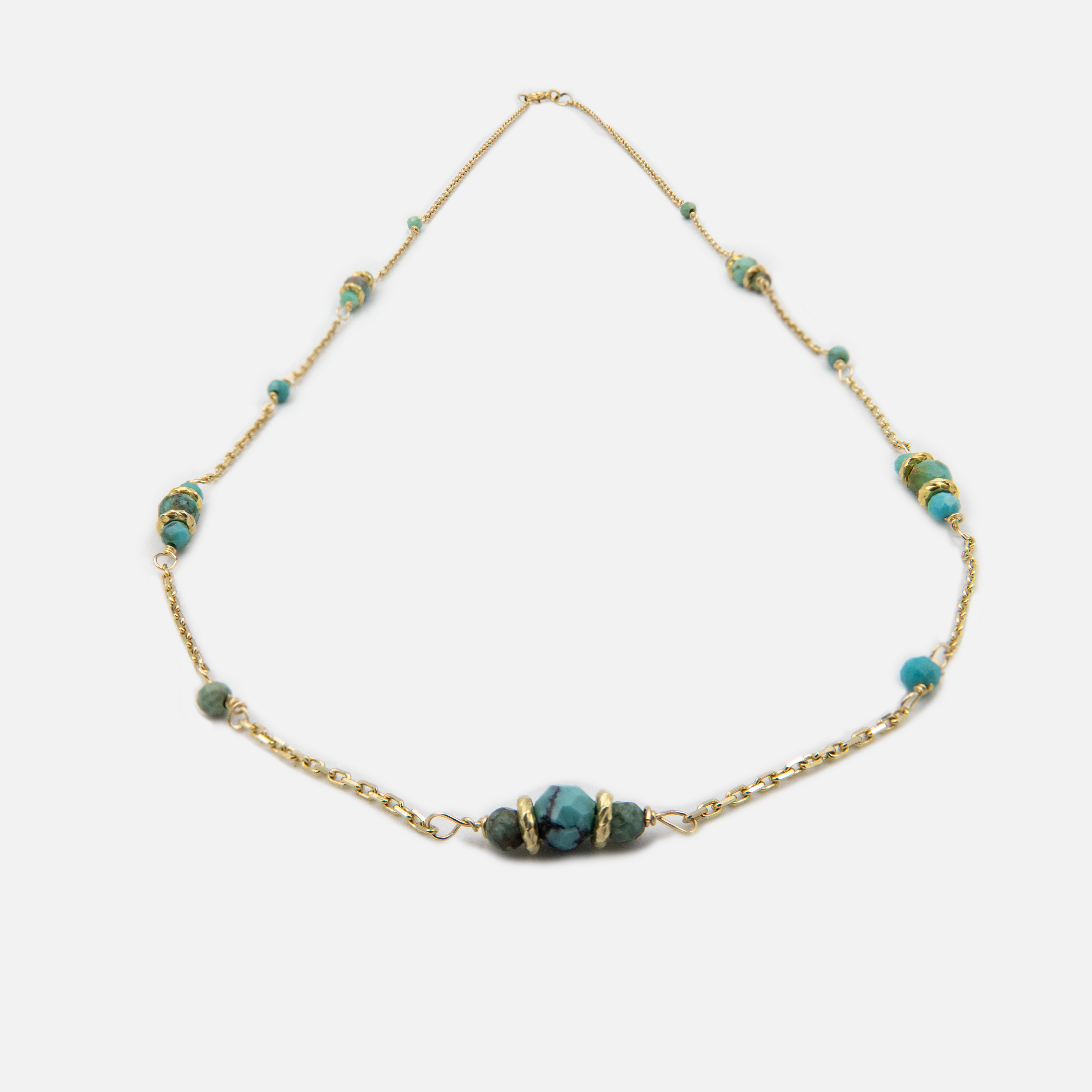 שרשרת שמשדרת עוצמה שקטה – טורקיז בגוון כחול עמוק משובץ בתוך זהב 14 קראט חלק ונקי. הצבעים יוצרים ניגוד מרהיב – קרירות של אבן מול חמימות המתכת – מה שמבליט את נוכחות האבן ונותן לה מקום לזרוח. תכשיט שמתאים לאישה שיודעת מה היא שווה, גם בלי להרים את הקול.


