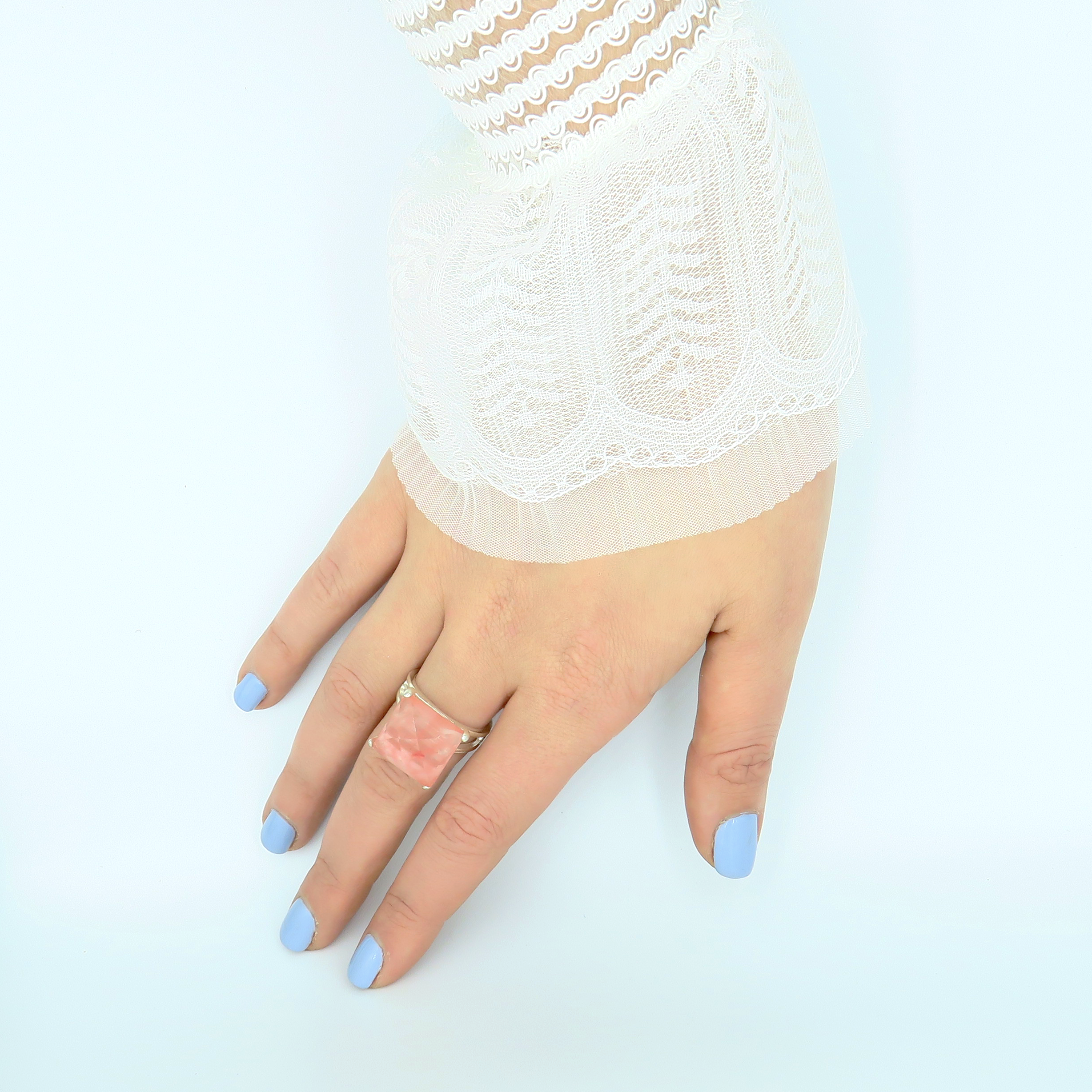 טבעת כסף בעבודת יד, מעוטרת באבן אופליט אובלית בגוון גוון ורדרד פנינתי, המזכירה אור עדין של שחר או שקיעת אביב. האבן מלוטשת למראה חלק ונעים לעין, עם אור פנימי המשתנה לפי התאורה – בין ורוד־פודרה לפנינה בהירה. העיצוב של הטבעת נקי, רומנטי ומלא תחושת שלווה, ומתאים לנשים שאוהבות תכשיטים עם תחושת שלווה ונשיות מעודנת. החיבור בין האבן הרכה לבין כסף סטרלינג יוצר איזון בין קלילות לאלגנטיות על־זמנית. תכשיט מושלם למתנה עם משמעות, לערב רומנטי או פשוט כליווי יומיומי שקט אך זוהר.