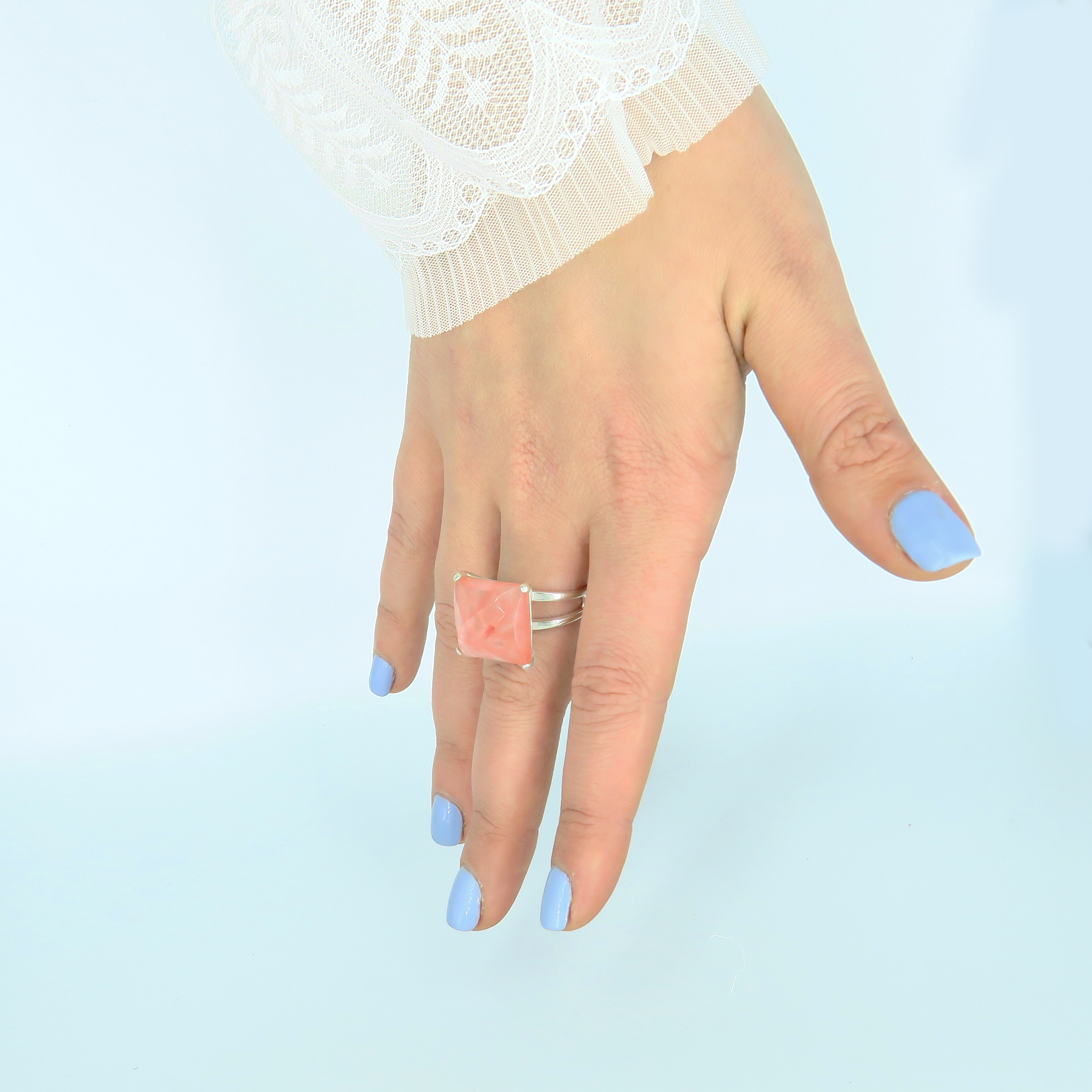 טבעת כסף בעבודת יד, משולבת באבן אופליט אובלית בגוון ורוד פודרה, המזכירה אור עדין של שחר או אהבה שקטה. האבן מלוטשת למראה חלק ונעים לעין, עם ניצוץ עדין המשתנה לפי התאורה – בין ורוד־פודרה לפנינה בהירה. העיצוב של הטבעת נקי, רומנטי ומלא תחושת שלווה, ומתאים לנשים שאוהבות תכשיטים עם חמלה שקטה ונשיות מעודנת. החיבור בין האבן הרכה לבין כסף סטרלינג יוצר איזון בין קלילות לאלגנטיות על־זמנית. תכשיט מושלם למתנה עם משמעות, למראה מיוחד או פשוט כליווי יומיומי שקט אך זוהר.