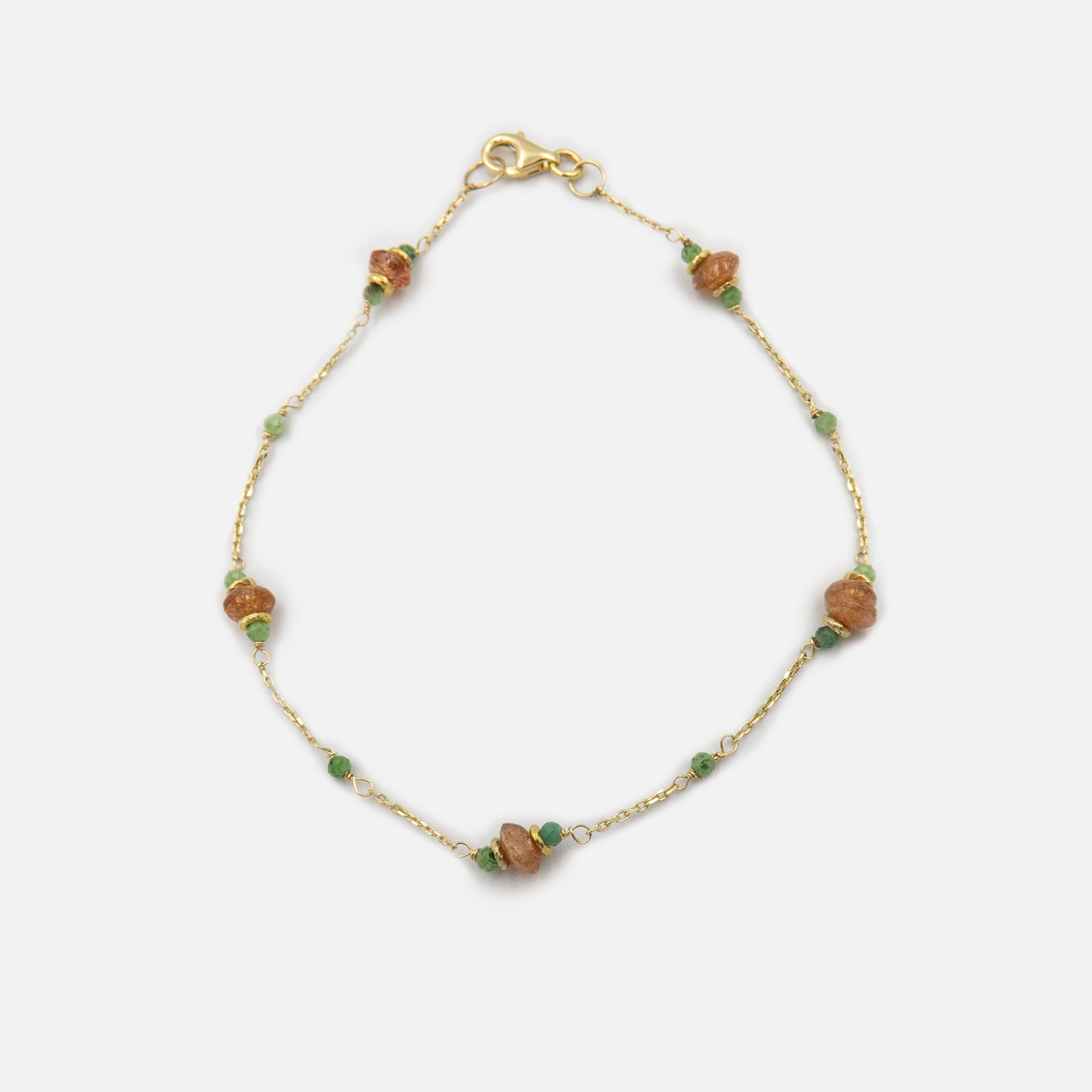 שילוב נדיר ומרגש של זהב 14 קראט עם שתי אבני חן עוצמתיות: סאנסטון (אבן השמש) – אבן חמה, זוהרת ומלאת חיוניות, ורובי זוויסייט – אבן מיוחדת בגווני ירוק ואדום, המשלבת בין קרקוע לאנרגיה של תשוקה והתחדשות.
הצמיד מביא איתו תחושת שמחה, השראה ואיזון פנימי – פריט שמתאים למי שמתחברת ליופי הטבעי של החיים ולעוצמה שקטה שבאה מבפנים.