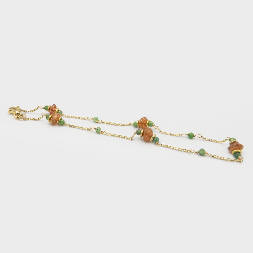 כל אבן חן בצמיד הזה נבחרה בקפידה כדי להכניס צבע, חום ואנרגיה לחיים. הסאנסטון מסמל ביטחון עצמי, חופש וביטוי אישי, ואילו הרובי זוויסייט מחברת ללב ולשמחת החיים.
זהו צמיד שמתאים לאישה שמקשיבה לאינטואיציה שלה, שאוהבת להתבלט בעדינות ושמחפשת חיבור בין יופי לחוויה רגשית. שילוב חד-פעמי של צבעים, מרקמים ואנרגיה.