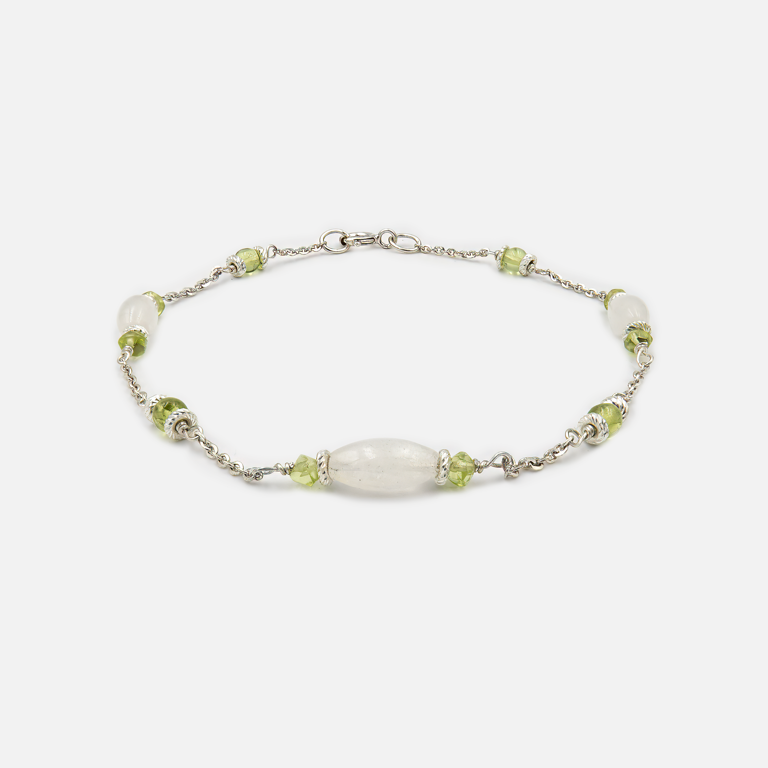 צמיד מעודן העשוי זהב 14 קראט, משובץ באבני מונסטון חלומיות וטופז זוהר. שילוב צבעים רך, נקי ומלא הרמוניה, המעניק לתכשיט מראה נשי ואלגנטי במיוחד. מושלם ליום-יום עם טאץ' של יוקרה, או לערב שבו את רוצה לזרוח בעדינות.