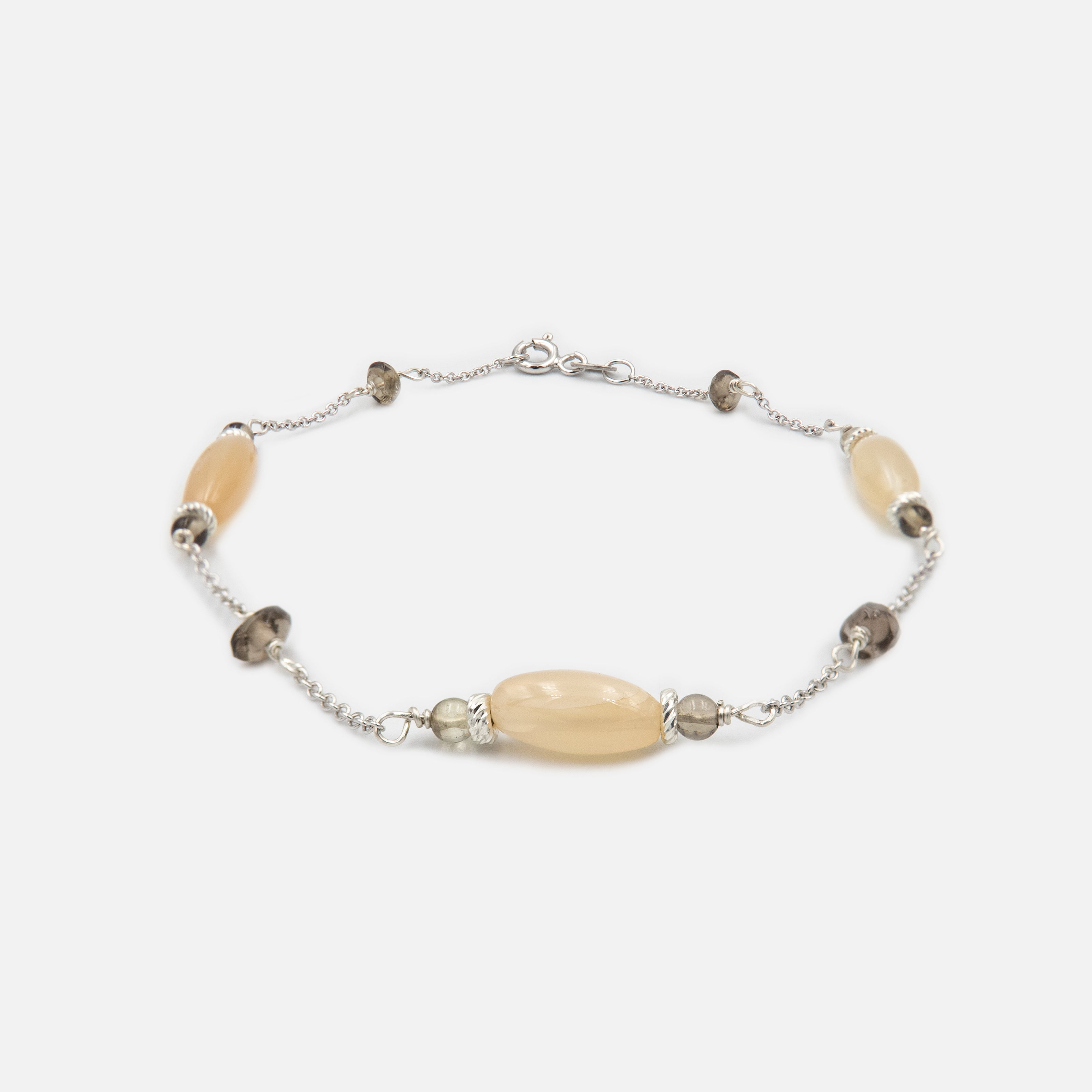 שילוב הרמוני של זהב חמים עם מונסטון פנינתי וטופז שקוף ומבריק יוצר צמיד מלא אור ונשיות. אבנים שקופות-חלומיות מעניקות תחושת קלילות ואצילות, וזהב 14 קראט מוסיף יציבות וזוהר. מושלם לערב רומנטי או מתנה מלאת רגש.

