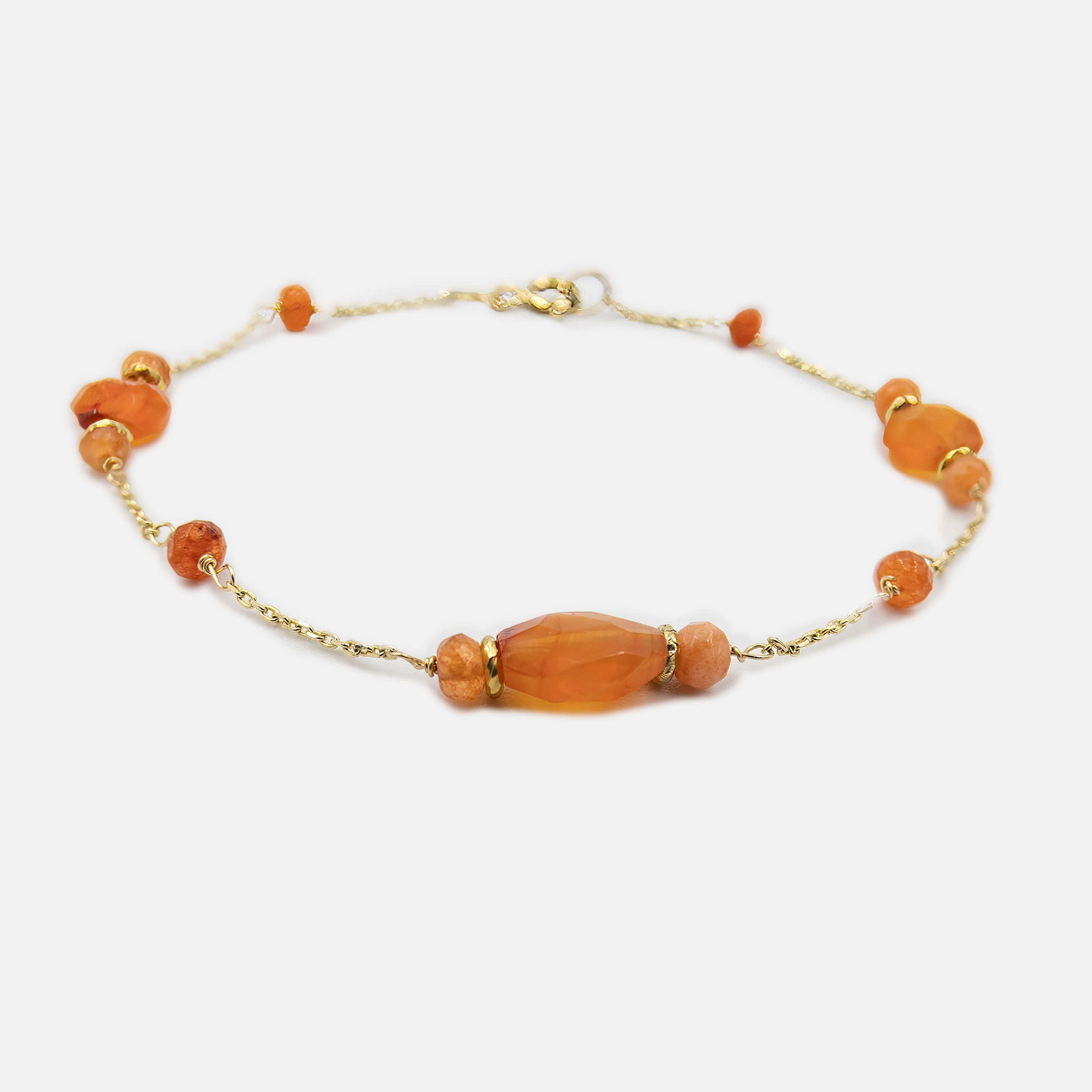 צמיד עדין ומעודן העשוי זהב 14 קראט, משובץ באבן קארנליאן בגוון כתום-אדום חמים. אבן הקרנליאן, הידועה כאבן של חיוניות, אומץ ואנרגיה חיובית, מעניקה לתכשיט נגיעה של עומק פנימי וזוהר טבעי. מושלם לאישה שאוהבת נוכחות שקטה אך עוצמתית.