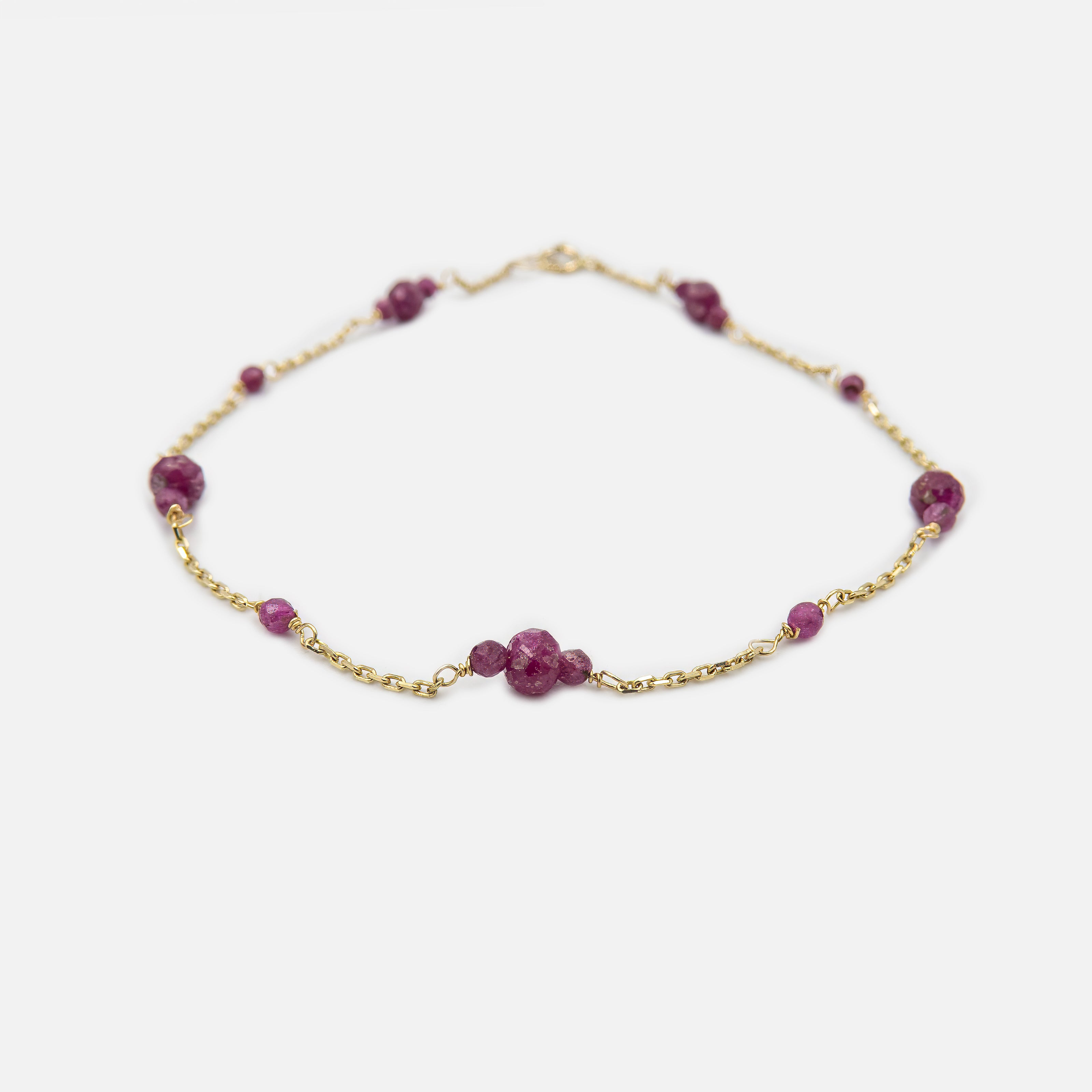 שרשרת יוקרתית בעיצוב מינימליסטי אך מלא נוכחות, מזהב 14 קראט, עם תליון רובי בגוון אדום קטיפתי המקרין חום, עומק ותחושת עושר פנימי. הרובי – אבן החן המלכותית שעמדה לאורך ההיסטוריה כסמל לכוח נשי ולמנהיגות – מונחת בלב התליון כאלמנט מרכזי של תשוקה ואלגנטיות. תכשיט שמתאים במיוחד למי שמחפשת יופי עם משמעות עמוקה.

