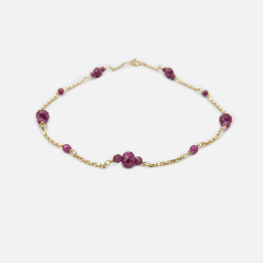 שרשרת יוקרתית בעיצוב מינימליסטי אך מלא נוכחות, מזהב 14 קראט, עם תליון רובי בגוון אדום קטיפתי המקרין חום, עומק ותחושת עושר פנימי. הרובי – אבן החן המלכותית שעמדה לאורך ההיסטוריה כסמל לכוח נשי ולמנהיגות – מונחת בלב התליון כאלמנט מרכזי של תשוקה ואלגנטיות. תכשיט שמתאים במיוחד למי שמחפשת יופי עם משמעות עמוקה.

