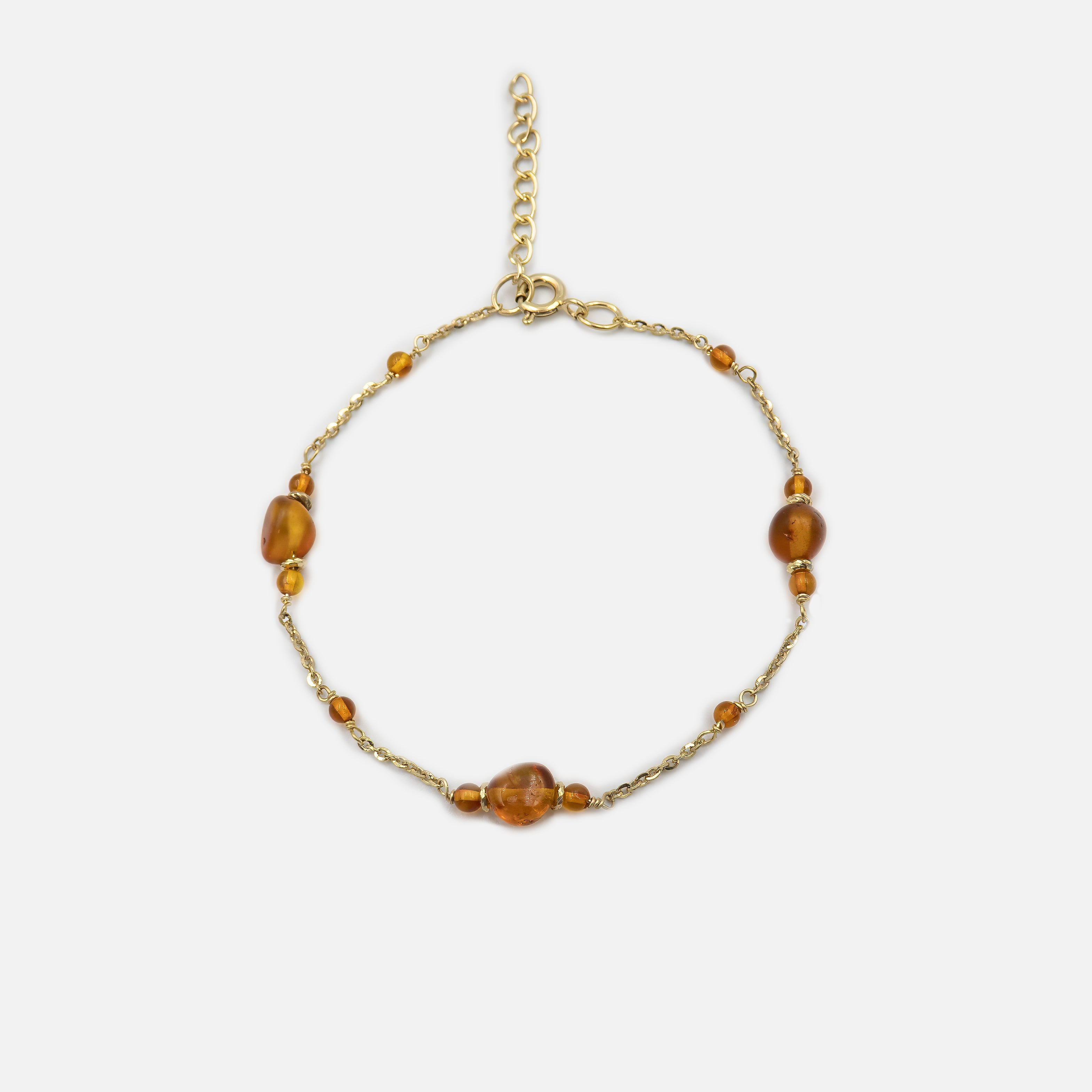 צמיד כסף מינימליסטי בעבודת יד, עם אבן ענבר טבעית בגוון חם וזוהר. עיצוב נקי וקלאסי שמתאים לאישה שאוהבת תכשיטים עדינים עם אופי. האבן מוסיפה נגיעה אורגנית ואישית – כאילו נשמרה בה טיפה של שמש מהעבר. הצמיד מושלם כמתנה ליום הולדת, תודה או רגע מרגש אחר. תכשיט נצחי שנשאר תמיד רלוונטי.