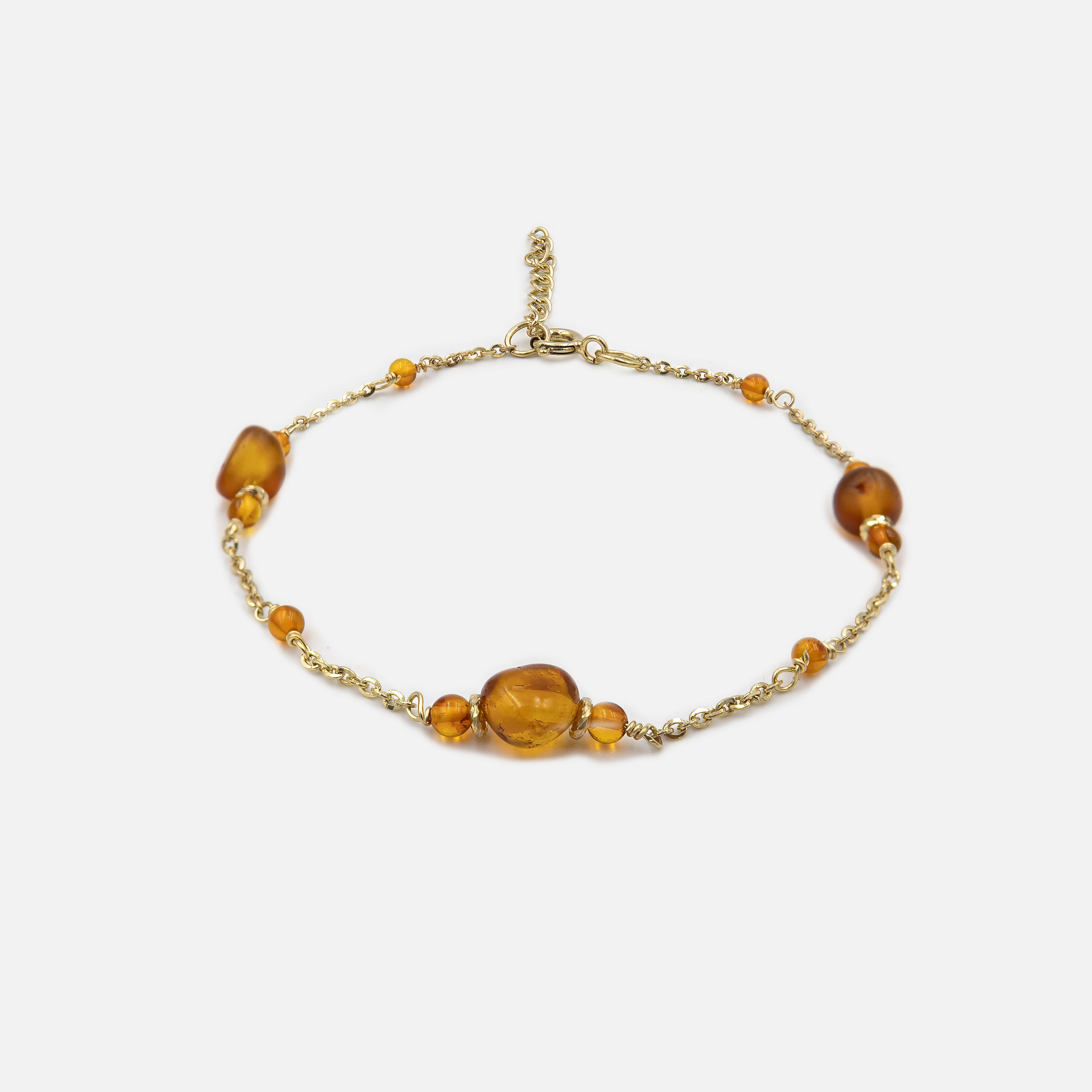 צמיד כסף עבודת יד בעיצוב מודרני ועדין, עם אבן ענבר טבעית שמביאה איתה חמימות וקסם. תכשיט שמשלב בין אמירה שקטה לבין נוכחות רכה. מתנה מחממת לב לנשים שאוהבות עיצוב נקי אך לא שגרתי. מושלם ליום הולדת, יום אהבה או כמתנת תודה. מתאים לכל מראה – יומיומי או אלגנטי – ומשדר עומק, טעם אישי ותחושת טבע פנימית.