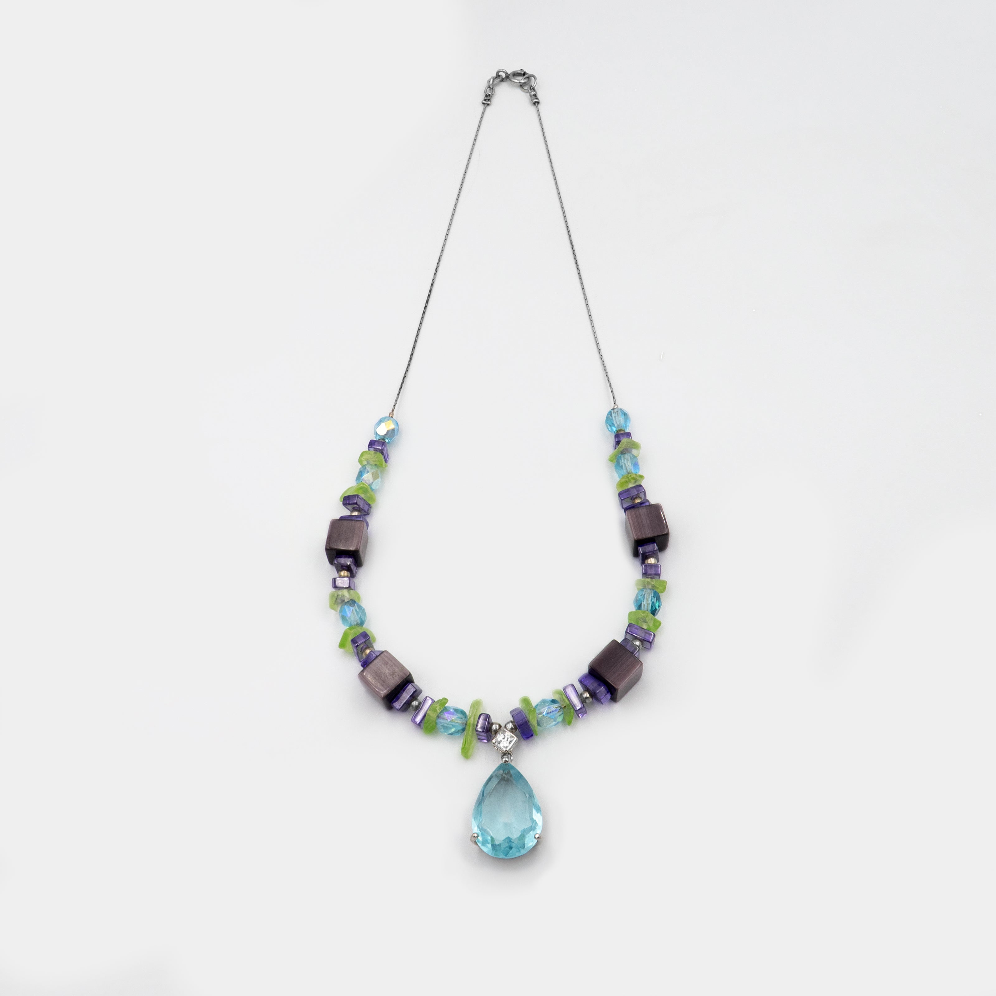 תכשיט שמשלב אור וקסם – אבני אוליווין ירוקות-בהירות עם אופליט סגלגל זוהר, יוצרים יחד הרמוניה חזותית מיוחדת שמתאימה לכל עונה וסגנון. אוליווין נחשב לאבן של צמיחה וריפוי, ואופליט סגול מעורר השראה וחלומות.