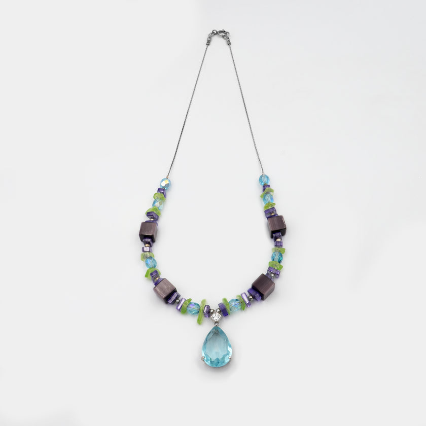 תכשיט שמשלב אור וקסם – אבני אוליווין ירוקות-בהירות עם אופליט סגלגל זוהר, יוצרים יחד הרמוניה חזותית מיוחדת שמתאימה לכל עונה וסגנון. אוליווין נחשב לאבן של צמיחה וריפוי, ואופליט סגול מעורר השראה וחלומות.