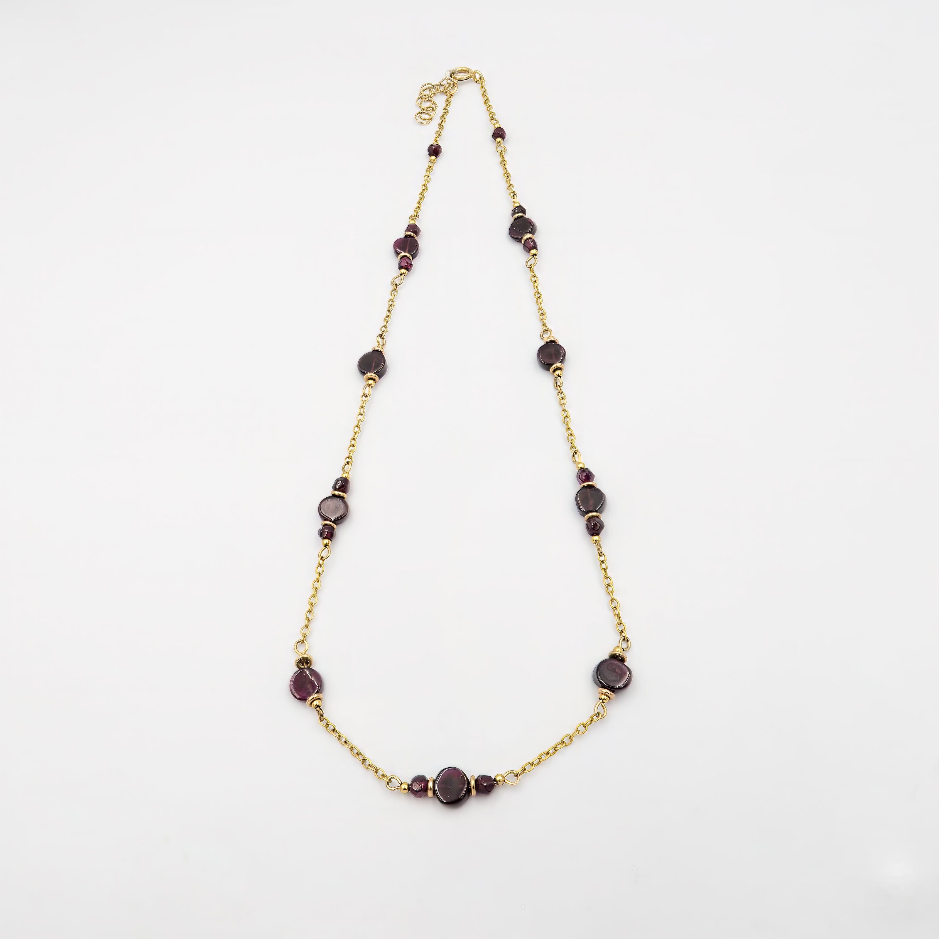 שרשרת עדינה בעבודת יד מזהב 14 קראט עם אבן גארנט טבעית בגוון אדום עמוק ובוהק. עיצוב מינימליסטי שמשלב יוקרה ונשיות עם נגיעה רוחנית. הגארנט – אבן של אהבה, עוצמה פנימית ותשוקה – משובץ על שרשרת זהב אמיתי, ליצירת תכשיט מרגש עם משמעות. מתאים ללבישה יומיומית או לאירועים מיוחדים, לבד או בשכבות. מתנה מושלמת לאישה שאוהבת אלגנטיות עם עומק, תכשיטים עם אנרגיה ואבני חן טבעיות בעיצוב קלאסי ועל-זמני.

