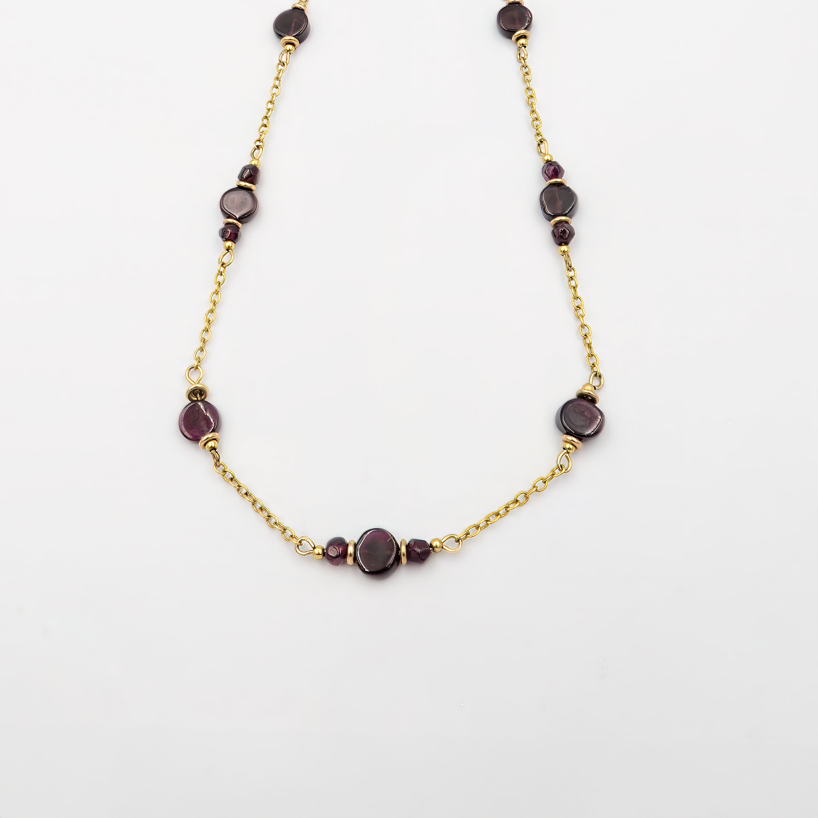 שרשרת עשויה זהב אמיתי 14 קראט עם תליון גארנט בגוון יין כהה, מעניקה תחושת רומנטיקה ונשיות מתוחכמת. תכשיט בוטיק בעבודת יד, המחבר בין טבע לאסתטיקה גבוהה. הגארנט משרה תחושת ביטחון עצמי, תשוקה ואיזון רגשי – מושלם לנשים שמחפשות תכשיט עם עומק ולא רק מראה. מתאים כמתנה בעלת משמעות, עם עיצוב על-זמני שילווה את הלובשת לאורך שנים.