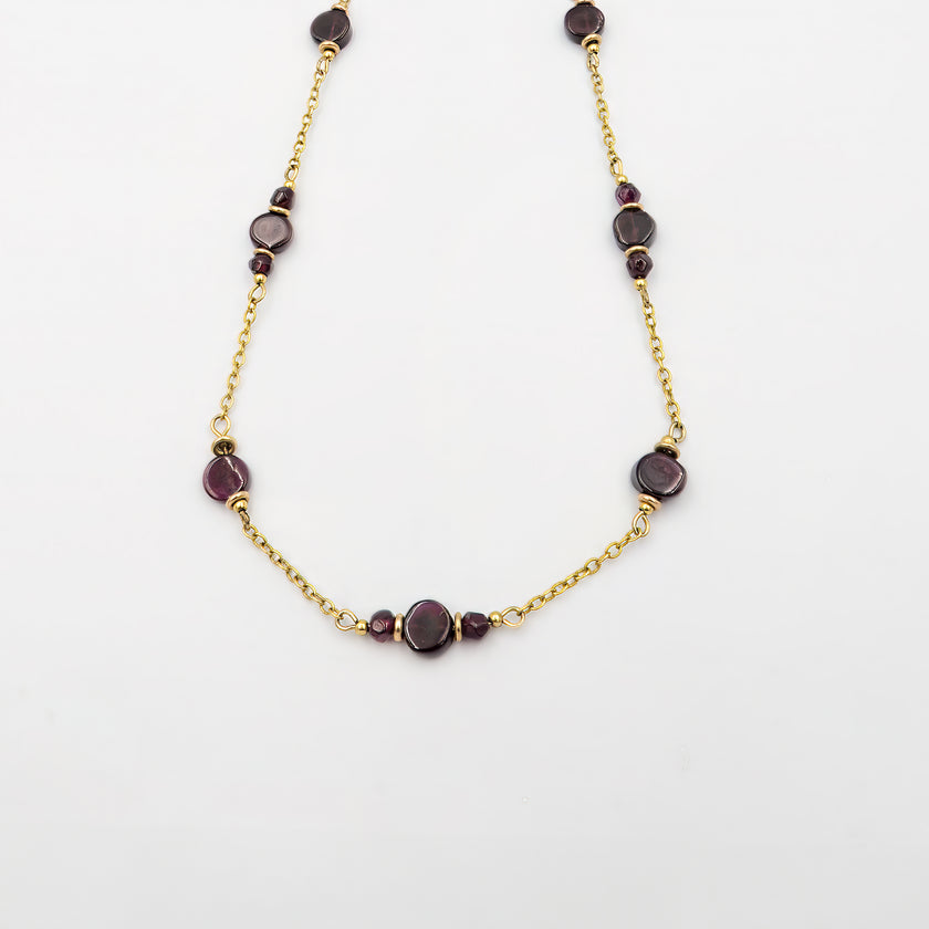 שרשרת עשויה זהב אמיתי 14 קראט עם תליון גארנט בגוון יין כהה, מעניקה תחושת רומנטיקה ונשיות מתוחכמת. תכשיט בוטיק בעבודת יד, המחבר בין טבע לאסתטיקה גבוהה. הגארנט משרה תחושת ביטחון עצמי, תשוקה ואיזון רגשי – מושלם לנשים שמחפשות תכשיט עם עומק ולא רק מראה. מתאים כמתנה בעלת משמעות, עם עיצוב על-זמני שילווה את הלובשת לאורך שנים.