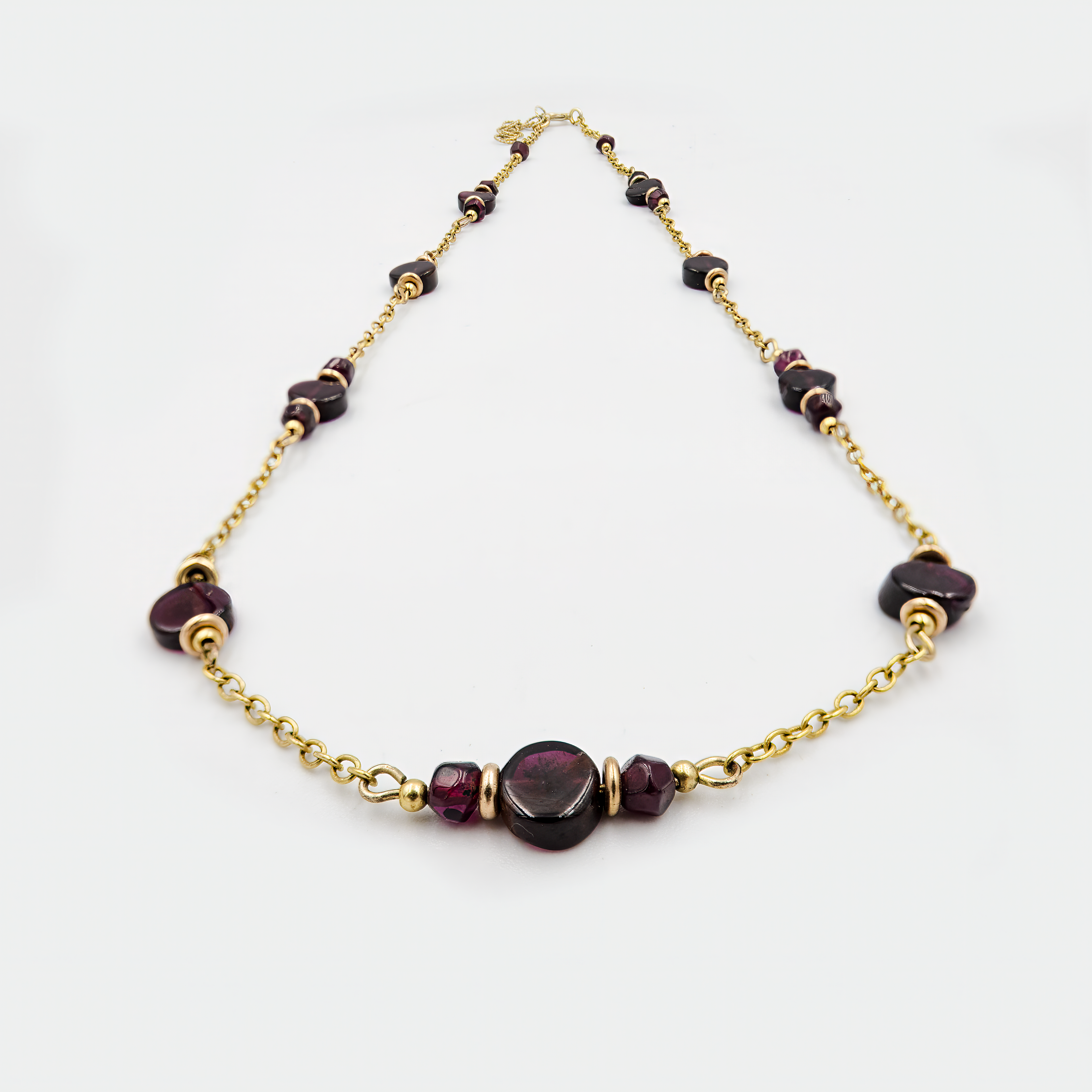 תקריב של תכשיט יוקרתי אך עדין: שרשרת זהב 14 קראט עם אבן גארנט טבעית, מלוטשת בקפידה. השרשרת שומרת על איזון בין פשטות קלאסית לבין צבע דרמטי שמושך את העין. עיצוב מינימליסטי שמתאים לשימוש יומיומי או לערב, משדר טעם משובח וסטייל אישי. הגארנט נחשב לאבן של נאמנות, חוזק פנימי ואהבה לוהטת – מה שהופך את התכשיט למתנה נפלאה עם משמעות רגשית עמוקה.