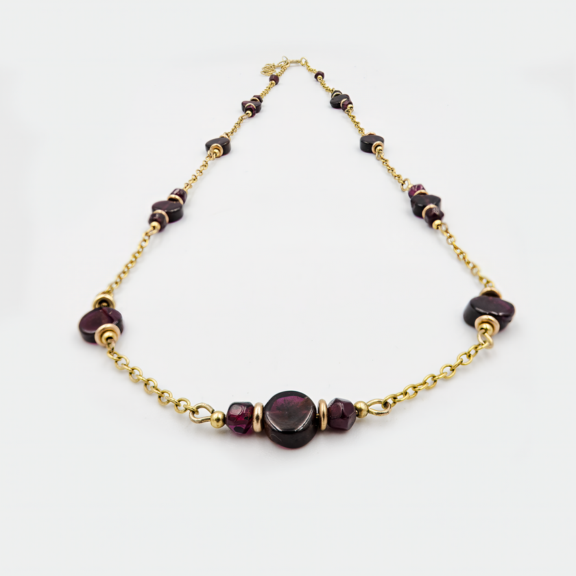 תקריב של תכשיט יוקרתי אך עדין: שרשרת זהב 14 קראט עם אבן גארנט טבעית, מלוטשת בקפידה. השרשרת שומרת על איזון בין פשטות קלאסית לבין צבע דרמטי שמושך את העין. עיצוב מינימליסטי שמתאים לשימוש יומיומי או לערב, משדר טעם משובח וסטייל אישי. הגארנט נחשב לאבן של נאמנות, חוזק פנימי ואהבה לוהטת – מה שהופך את התכשיט למתנה נפלאה עם משמעות רגשית עמוקה.