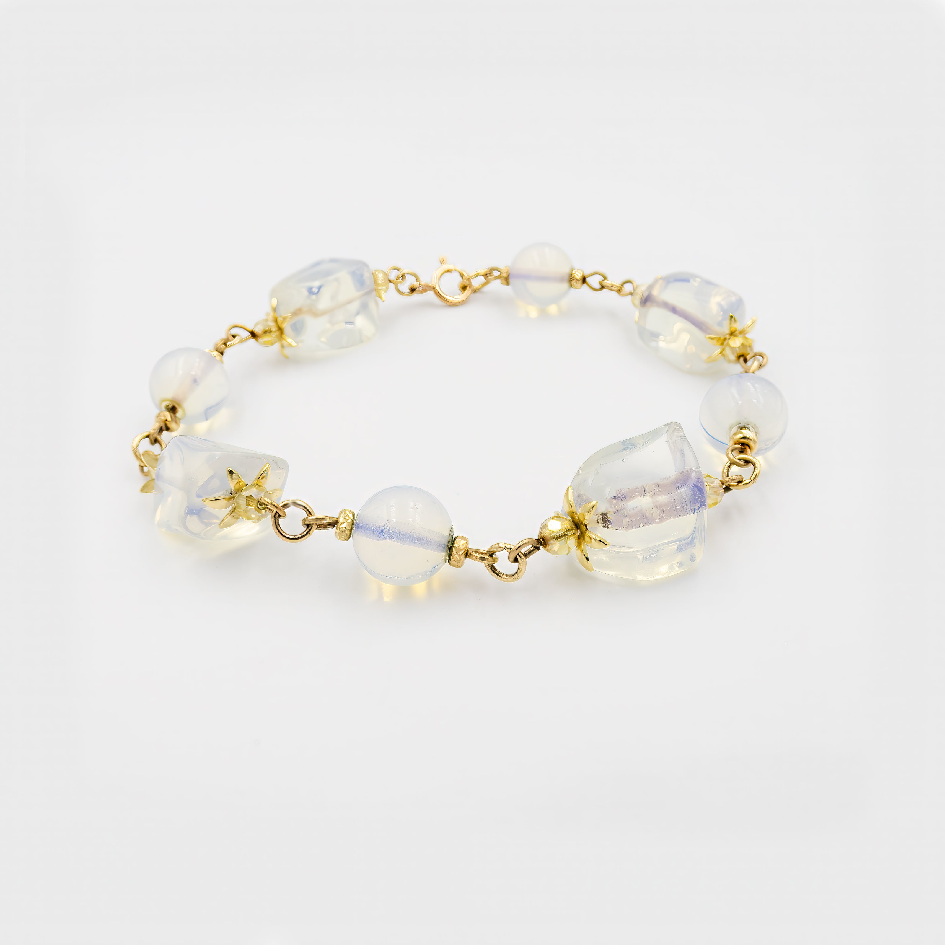 צמיד חוליות אלגנטי בעבודת יד, עשוי מכסף סטרלינג איכותי עם חוליות מוקפדות המחוברות בשיטה קלאסית. כל חוליה מייצגת קו נקי ומודרני, ובתוכה משובצת אופליט לבן המקרין זוהר עדין ונקי. האבן מוסיפה נגיעה של יוקרה, מסתורין ואור, ומתמקמת כנקודת מוקד בעיצוב שלא מתפשר על סטייל. תכשיט שמתאים ליום-יום או לערב מיוחד, ומבטא איזון מושלם בין מסורת למודרניות.

