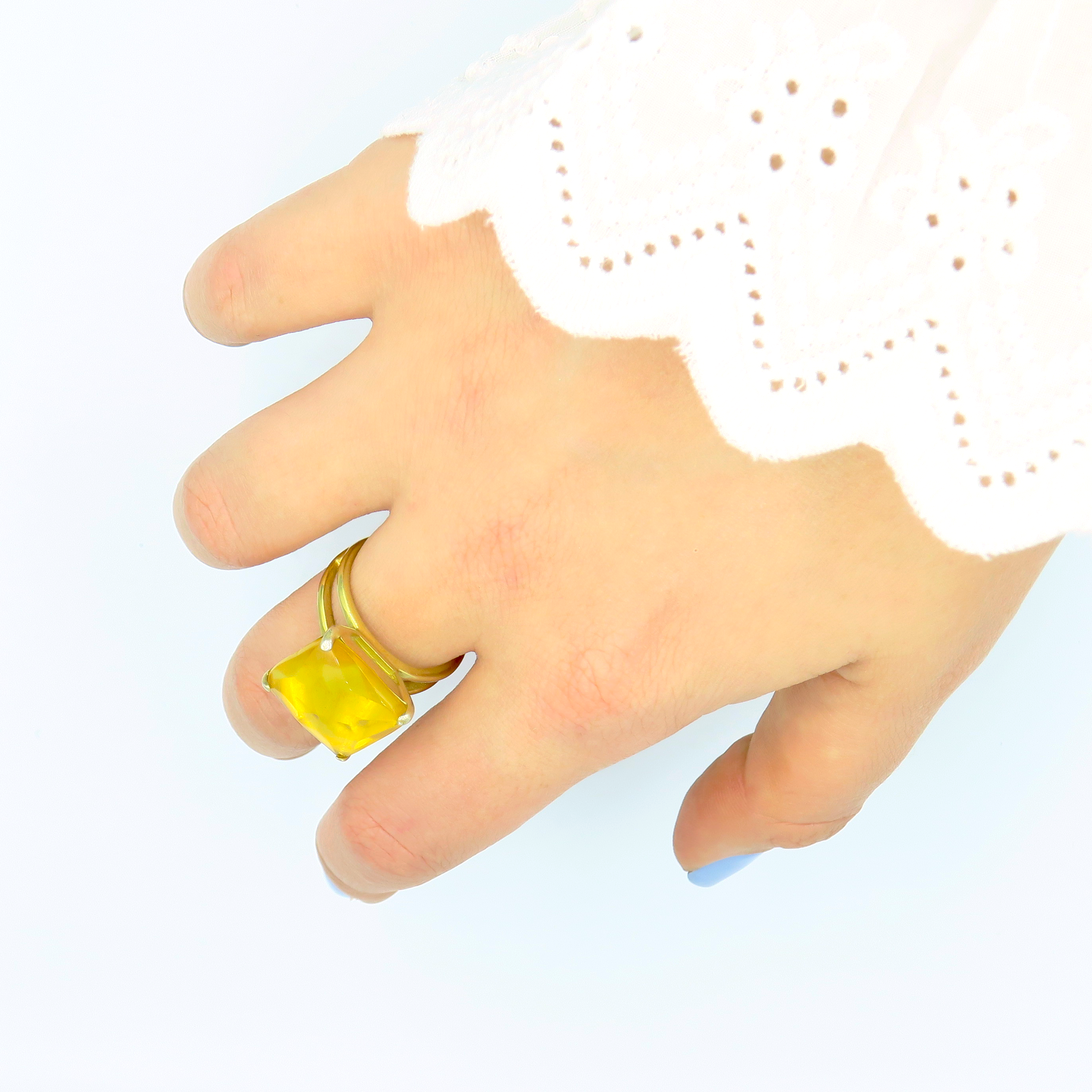 טבעת כסף בעבודת יד, משולבת באבן אופליט אובלית בגוון גוון שמש עדין המזכיר את אבן הציטרין. האבן בעלת ברק עדין ואור פנימי שמשדר אופטימיות עדינה. הצבע נע בין צהוב בהיר לימוני לגוון דבש עמוק, משתנה בעדינות תחת אור טבעי. העיצוב משלב מתכת כסף קרירה עם האבן החמימה, ליצירת ניגודיות הרמונית. הטבעת מתאימה לנשים שמחפשות תכשיט עם אופי, אור חיובי ואופי בולט אך מאוזן. מתאימה כליווי יומיומי מלא סטייל או כתוספת חגיגית למראה שמח ומואר. תכשיט עם אנרגיה זוהרת, שמעלה את מצב הרוח ומדגיש את היופי שבפשטות.