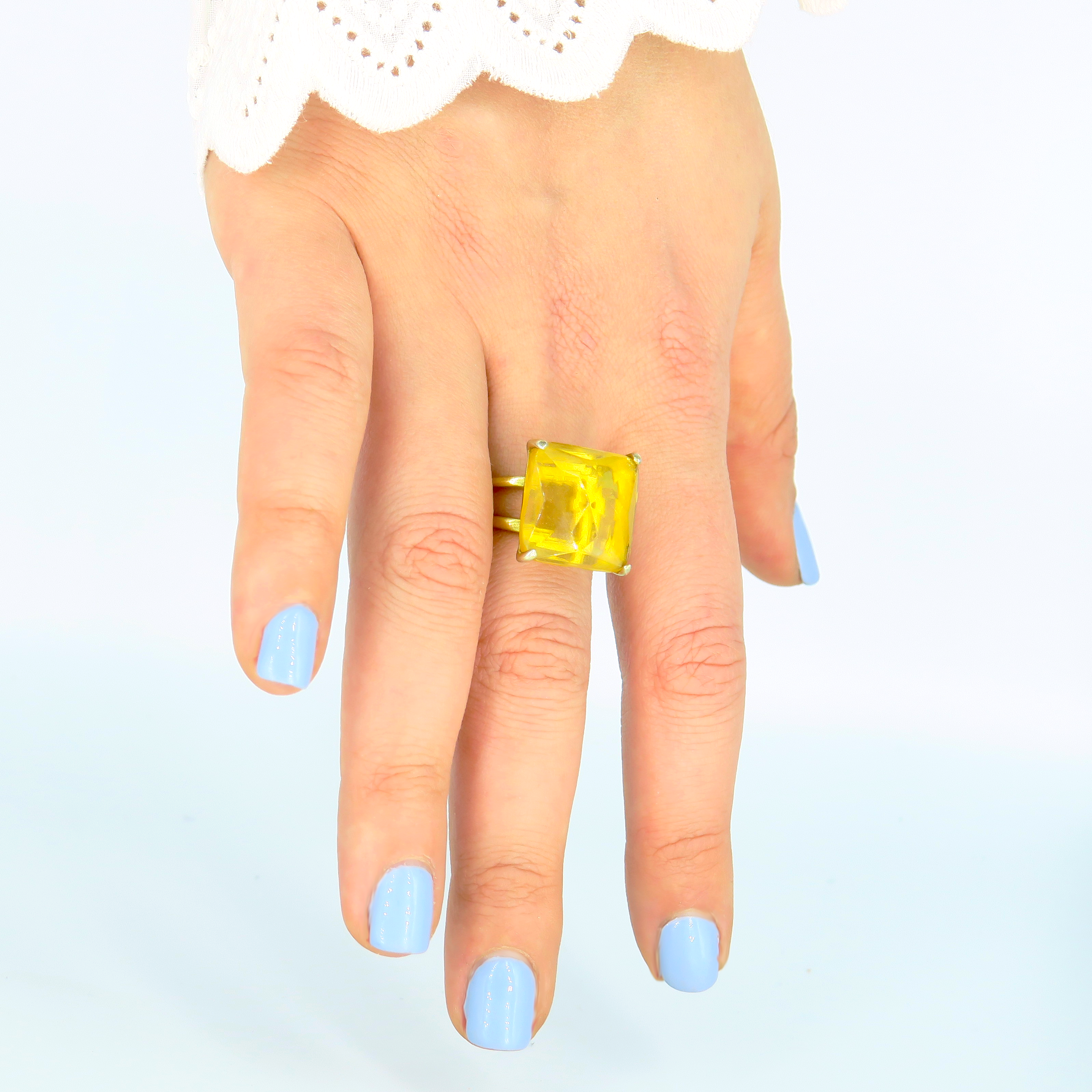 טבעת כסף בעבודת יד, מעוטרת באבן אופליט אובלית בגוון גוון שמש עדין המזכיר את אבן הציטרין. האבן בעלת ברק עדין ואור פנימי שמשדר אופטימיות עדינה. הצבע נע בין צהוב בהיר לימוני לגוון דבש עמוק, משתנה בעדינות תחת אור טבעי. העיצוב משלב מתכת כסף קרירה עם האבן החמימה, ליצירת ניגודיות הרמונית. הטבעת מתאימה לנשים שמחפשות תכשיט עם אופי, אור חיובי ואופי בולט אך מאוזן. מתאימה כליווי יומיומי מלא סטייל או כתוספת חגיגית למראה שמח ומואר. תכשיט עם אנרגיה זוהרת, שמעלה את מצב הרוח ומדגיש את היופי שבפשטות.