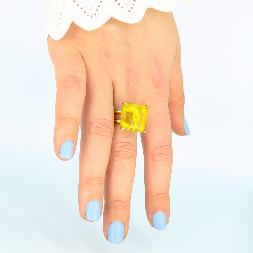 טבעת כסף בעבודת יד, מעוטרת באבן אופליט אובלית בגוון גוון שמש עדין המזכיר את אבן הציטרין. האבן בעלת ברק עדין ואור פנימי שמשדר אופטימיות עדינה. הצבע נע בין צהוב בהיר לימוני לגוון דבש עמוק, משתנה בעדינות תחת אור טבעי. העיצוב משלב מתכת כסף קרירה עם האבן החמימה, ליצירת ניגודיות הרמונית. הטבעת מתאימה לנשים שמחפשות תכשיט עם אופי, אור חיובי ואופי בולט אך מאוזן. מתאימה כליווי יומיומי מלא סטייל או כתוספת חגיגית למראה שמח ומואר. תכשיט עם אנרגיה זוהרת, שמעלה את מצב הרוח ומדגיש את היופי שבפשטות.