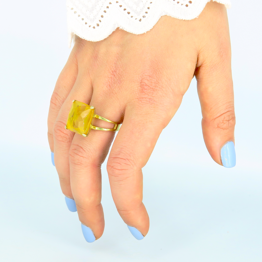 טבעת כסף בעבודת יד, מעוטרת באבן אופליט אובלית בגוון זהוב שקוף המזכיר את אבן הציטרין. האבן בעלת ברק עדין ואור פנימי שמשדר תחושת חיוניות ואור. הצבע נע בין צהוב בהיר לימוני לגוון דבש עמוק, משתנה בעדינות תחת אור טבעי. העיצוב משלב מתכת כסף קרירה עם האבן החמימה, ליצירת מפגש של פשטות וזוהר. הטבעת מתאימה לנשים שמחפשות תכשיט עם אופי, אור חיובי ושיק רגוע ונשי. מתאימה כליווי יומיומי מלא סטייל או כתוספת חגיגית למראה שמח ומואר. תכשיט עם אנרגיה זוהרת, שמעלה את מצב הרוח ומדגיש את היופי שבפשטות.