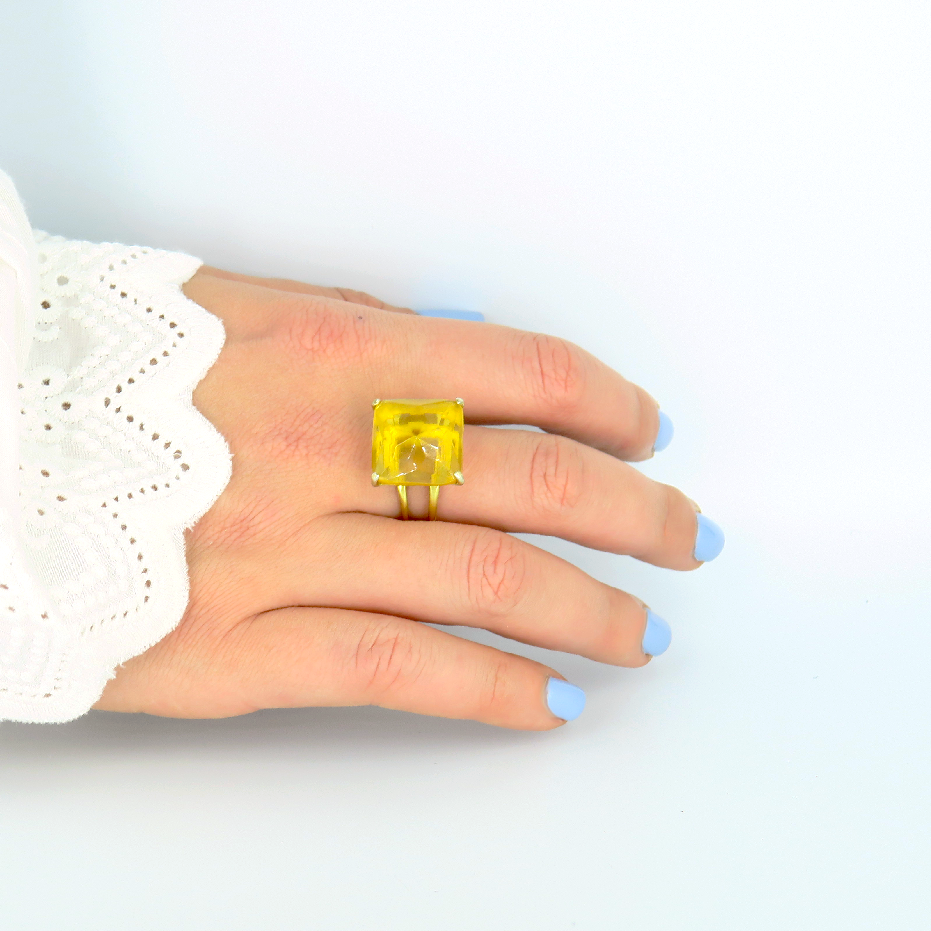 טבעת כסף בעבודת יד, כוללת באבן אופליט אובלית בגוון גוון שמש עדין המזכיר את אבן הציטרין. האבן בעלת זוהר חלבי שמשדר אופטימיות עדינה. הצבע נע בין צהוב בהיר לימוני לגוון דבש עמוק, משתנה בעדינות תחת אור טבעי. העיצוב משלב מתכת כסף קרירה עם האבן החמימה, ליצירת ניגודיות הרמונית. הטבעת מתאימה לנשים שמחפשות תכשיט עם אופי, אור חיובי ושיק רגוע ונשי. מתאימה כליווי יומיומי מלא סטייל או כתוספת חגיגית למראה שמח ומואר. תכשיט עם אנרגיה זוהרת, שמעלה את מצב הרוח ומדגיש את היופי שבפשטות.