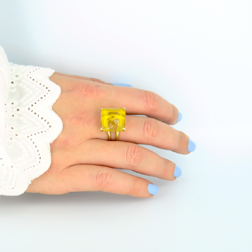 טבעת כסף בעבודת יד, כוללת באבן אופליט אובלית בגוון גוון שמש עדין המזכיר את אבן הציטרין. האבן בעלת זוהר חלבי שמשדר אופטימיות עדינה. הצבע נע בין צהוב בהיר לימוני לגוון דבש עמוק, משתנה בעדינות תחת אור טבעי. העיצוב משלב מתכת כסף קרירה עם האבן החמימה, ליצירת ניגודיות הרמונית. הטבעת מתאימה לנשים שמחפשות תכשיט עם אופי, אור חיובי ושיק רגוע ונשי. מתאימה כליווי יומיומי מלא סטייל או כתוספת חגיגית למראה שמח ומואר. תכשיט עם אנרגיה זוהרת, שמעלה את מצב הרוח ומדגיש את היופי שבפשטות.