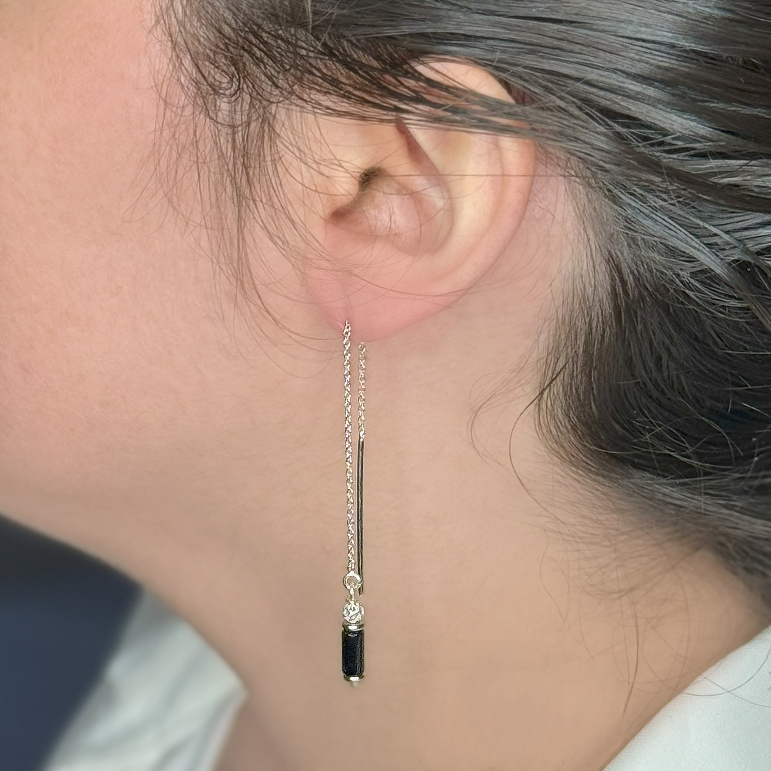 עגילים ארוכים עם שרשרת דקה ואבן אוונטורין כחולה בגוון עמוק עם נצנוץ טבעי. תכשיט מלא נוכחות בעיצוב מודרני ונקי. מתאים כטאץ' מיוחד למראה יומיומי או כהשלמה מרשימה לשמלה אלגנטית. הבחירה המושלמת למי שאוהבת לשלב יופי טבעי עם ברק מתוחכם.

