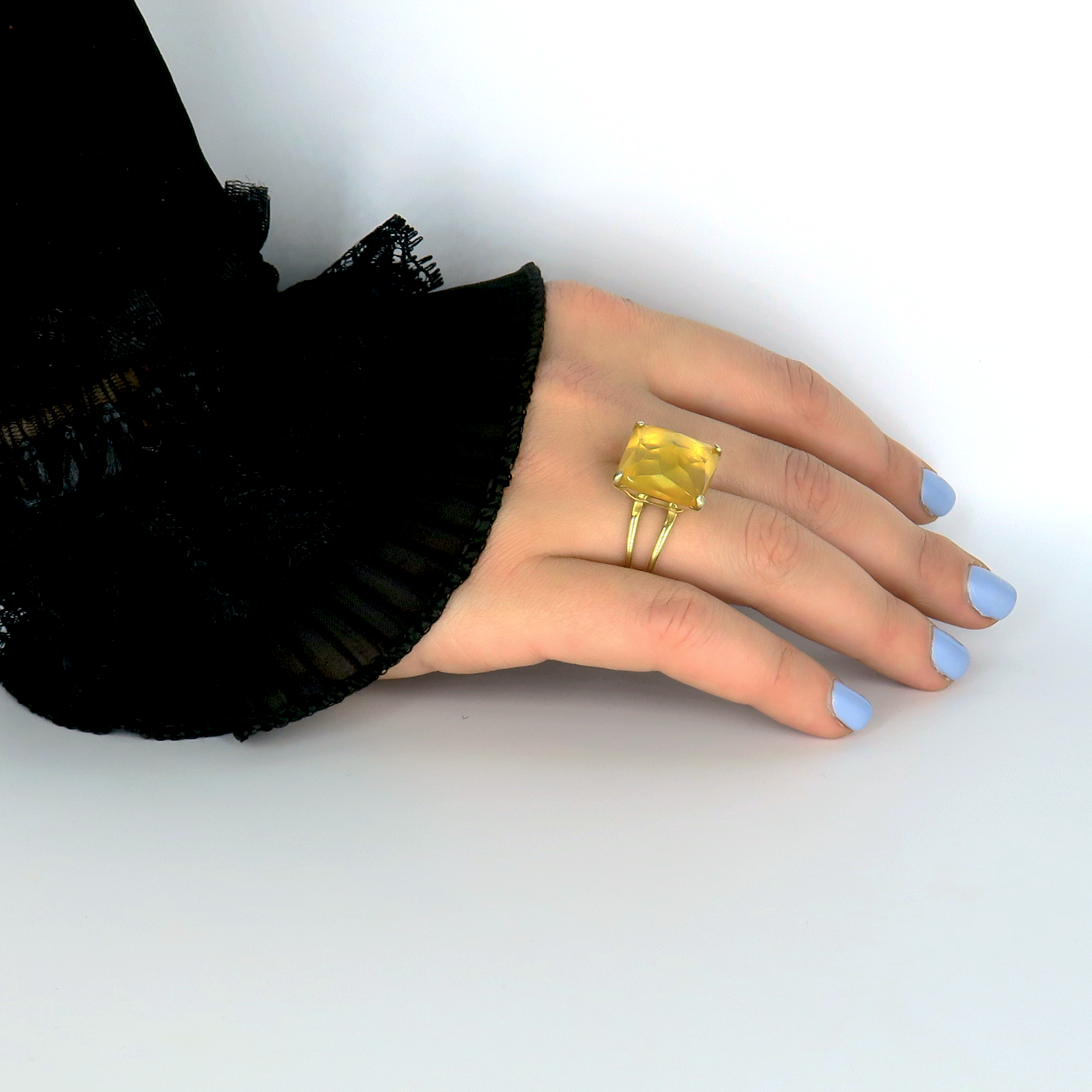 טבעת כסף בעבודת יד, מעוטרת באבן אופליט אובלית בגוון גוון שמש עדין המזכיר את אבן הציטרין. האבן בעלת ברק עדין ואור פנימי שמשדר תחושת חיוניות ואור. הצבע נע בין צהוב בהיר לימוני לגוון דבש עמוק, משתנה בעדינות תחת אור טבעי. העיצוב משלב מתכת כסף קרירה עם האבן החמימה, ליצירת מפגש של פשטות וזוהר. הטבעת מתאימה לנשים שמחפשות תכשיט עם אופי, אור חיובי ורכות עם עוצמה. מתאימה כליווי יומיומי מלא סטייל או כתוספת חגיגית למראה שמח ומואר. תכשיט עם אנרגיה זוהרת, שמעלה את מצב הרוח ומדגיש את היופי שבפשטות.