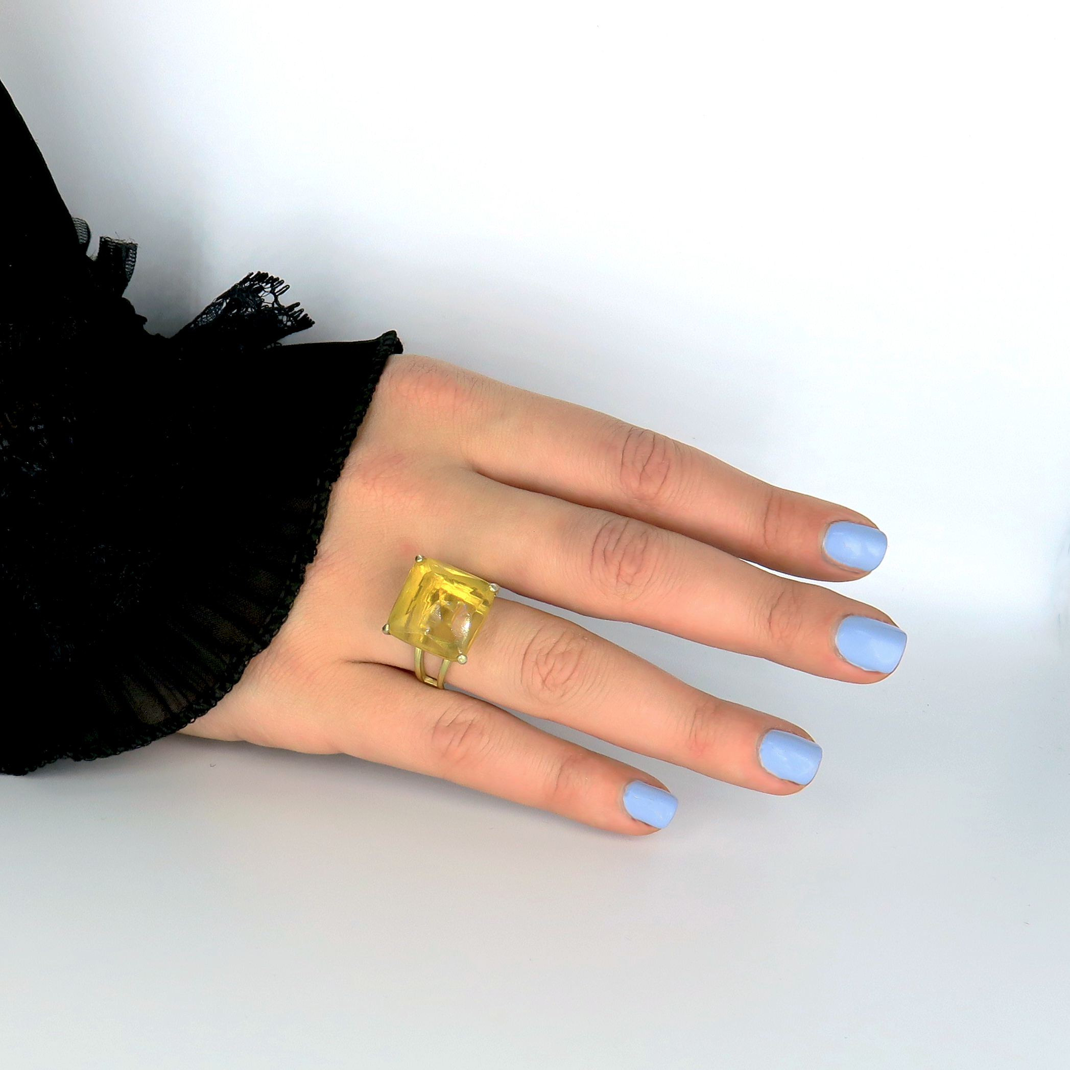 טבעת כסף בעבודת יד, משולבת באבן אופליט אובלית בגוון צהוב פנינתי המזכיר את אבן הציטרין. האבן בעלת אור פנימי חמים שמשדר תחושת חיוניות ואור. הצבע נע בין צהוב בהיר לימוני לגוון דבש עמוק, משתנה בעדינות תחת אור טבעי. העיצוב משלב מתכת כסף קרירה עם האבן החמימה, ליצירת מפגש של פשטות וזוהר. הטבעת מתאימה לנשים שמחפשות תכשיט עם אופי, אור חיובי ושיק רגוע ונשי. מתאימה כליווי יומיומי מלא סטייל או כתוספת חגיגית למראה שמח ומואר. תכשיט עם אנרגיה זוהרת, שמעלה את מצב הרוח ומדגיש את היופי שבפשטות.