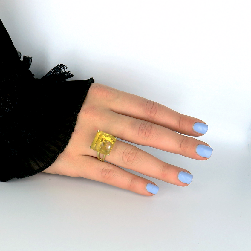 טבעת כסף בעבודת יד, משולבת באבן אופליט אובלית בגוון צהוב פנינתי המזכיר את אבן הציטרין. האבן בעלת אור פנימי חמים שמשדר תחושת חיוניות ואור. הצבע נע בין צהוב בהיר לימוני לגוון דבש עמוק, משתנה בעדינות תחת אור טבעי. העיצוב משלב מתכת כסף קרירה עם האבן החמימה, ליצירת מפגש של פשטות וזוהר. הטבעת מתאימה לנשים שמחפשות תכשיט עם אופי, אור חיובי ושיק רגוע ונשי. מתאימה כליווי יומיומי מלא סטייל או כתוספת חגיגית למראה שמח ומואר. תכשיט עם אנרגיה זוהרת, שמעלה את מצב הרוח ומדגיש את היופי שבפשטות.