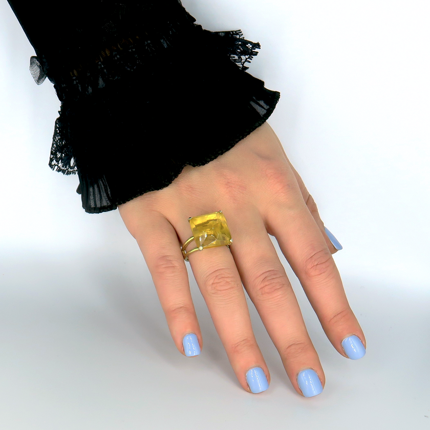 טבעת כסף בעבודת יד, כוללת באבן אופליט אובלית בגוון גוון שמש עדין המזכיר את אבן הציטרין. האבן בעלת אור פנימי חמים שמשדר אנרגיה מרוממת. הצבע נע בין צהוב בהיר לימוני לגוון דבש עמוק, משתנה בעדינות תחת אור טבעי. העיצוב משלב מתכת כסף קרירה עם האבן החמימה, ליצירת שילוב של רכות וזוהר. הטבעת מתאימה לנשים שמחפשות תכשיט עם אופי, אור חיובי ושיק רגוע ונשי. מתאימה כליווי יומיומי מלא סטייל או כתוספת חגיגית למראה שמח ומואר. תכשיט עם אנרגיה זוהרת, שמעלה את מצב הרוח ומדגיש את היופי שבפשטות.