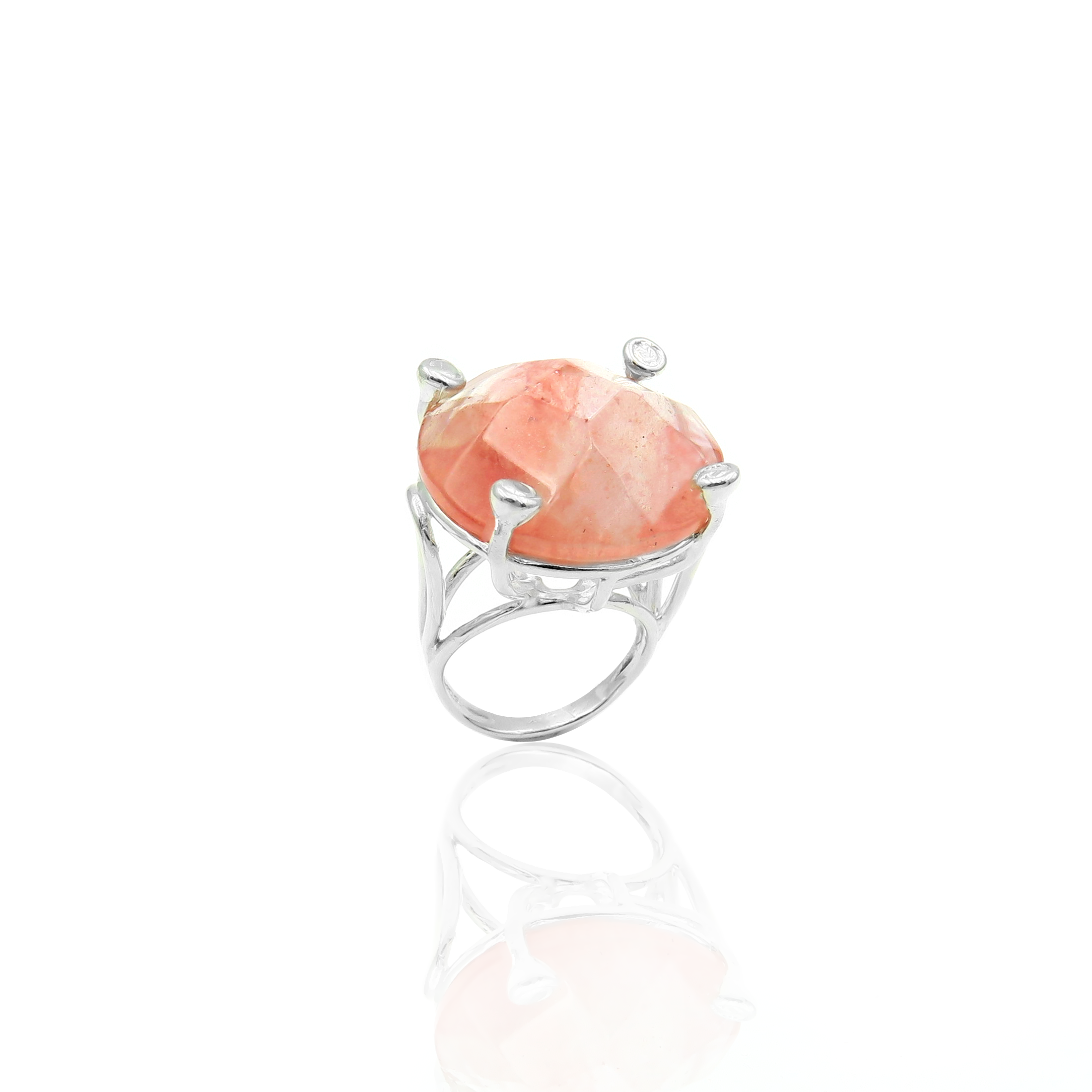 טבעת כסף בעבודת יד, כוללת באבן רוז קוורץ אובלית בגוון ורוד פנינה, המזכיר עלי כותרת של פרח או ענן של אהבה. האבן ידועה כאבן הלב, מסמלת רכות, נשיות רגישה ופתוחה, והיא משדרת אנרגיה רגועה ועדינה. הגימור המלוטש מדגיש את הברק הפנימי שלה ואת האור הפנימי שלה, המשתנה בהתאם לתאורה. השילוב בין הכסף הקריר לבין החום הרגשי של הרוז קוורץ יוצר טבעת עם רוך עם משמעות. מתאימה לכל אישה שמחפשת חיבור עדין לרגש, קמע רגשי, או מתנה אישית עם משמעות ואהבה.